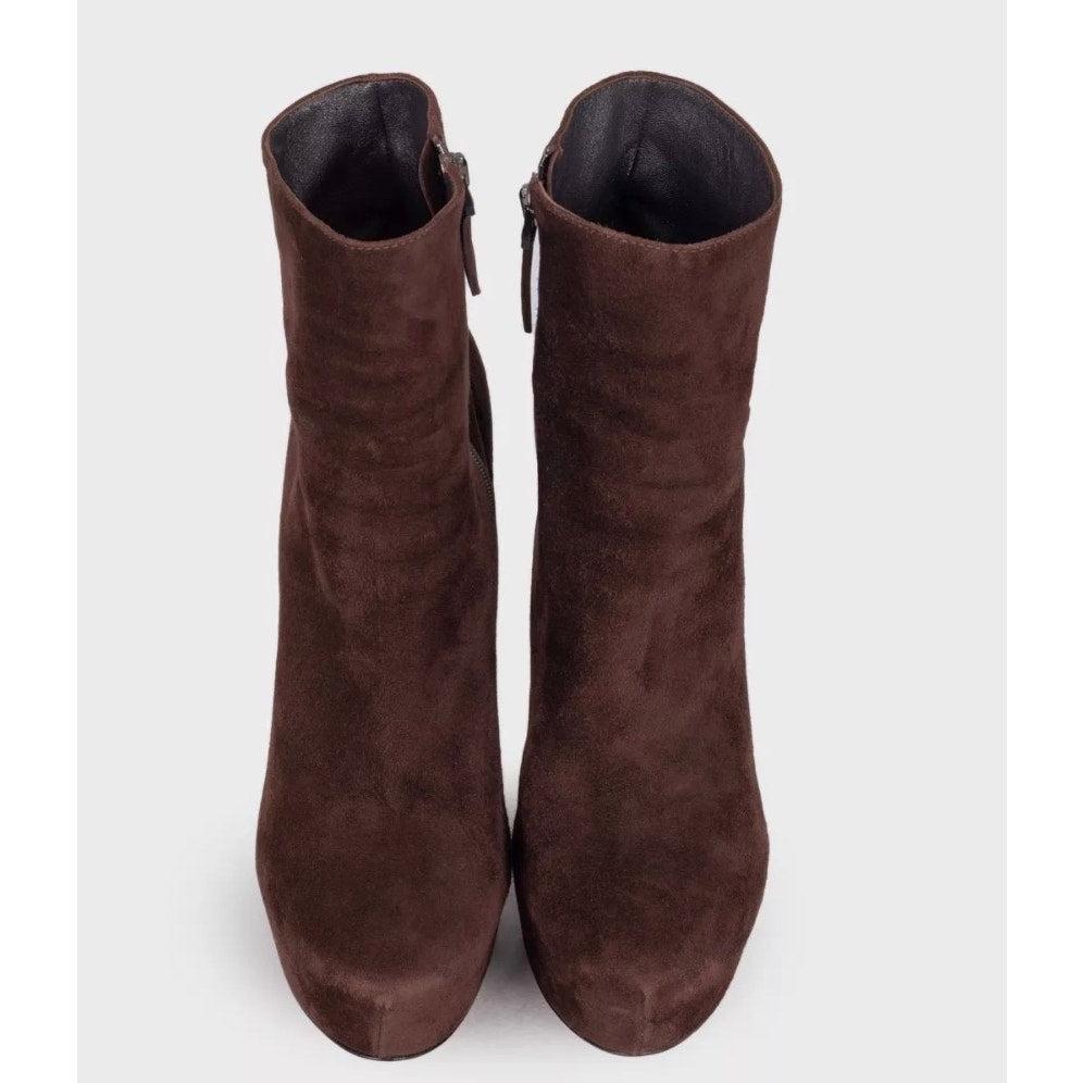 Gehen Sie stilvoll aus mit diesen umwerfenden dunkelbraunen Alaïa-Stiefeln aus Wildleder. Diese Stiefel sind in ausgezeichnetem Zustand und weisen keine sichtbaren Gebrauchsspuren auf. Ideal, um Ihrer Garderobe einen Hauch von Luxus zu