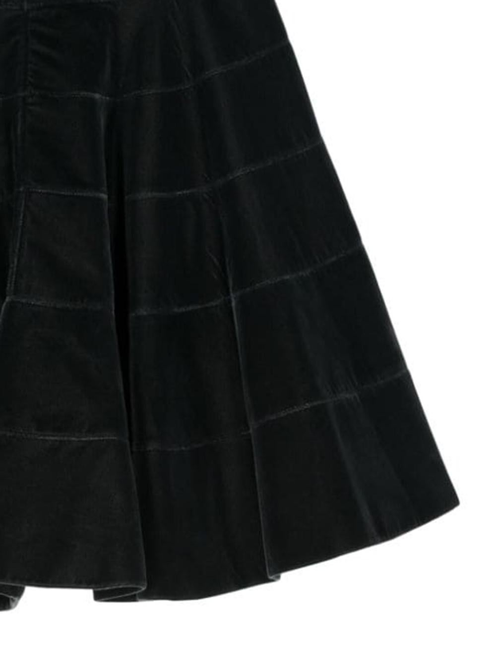 2000s Azzedine Alaia dark grey velvet skirt featuring a skate A-line, high-waisted, concealed rear zip fastening, straight hem, horizontal yokes.
In good vintage condition. Made in France.
Label size 36FR
Composition: rayon 65%, cupro 35%
We