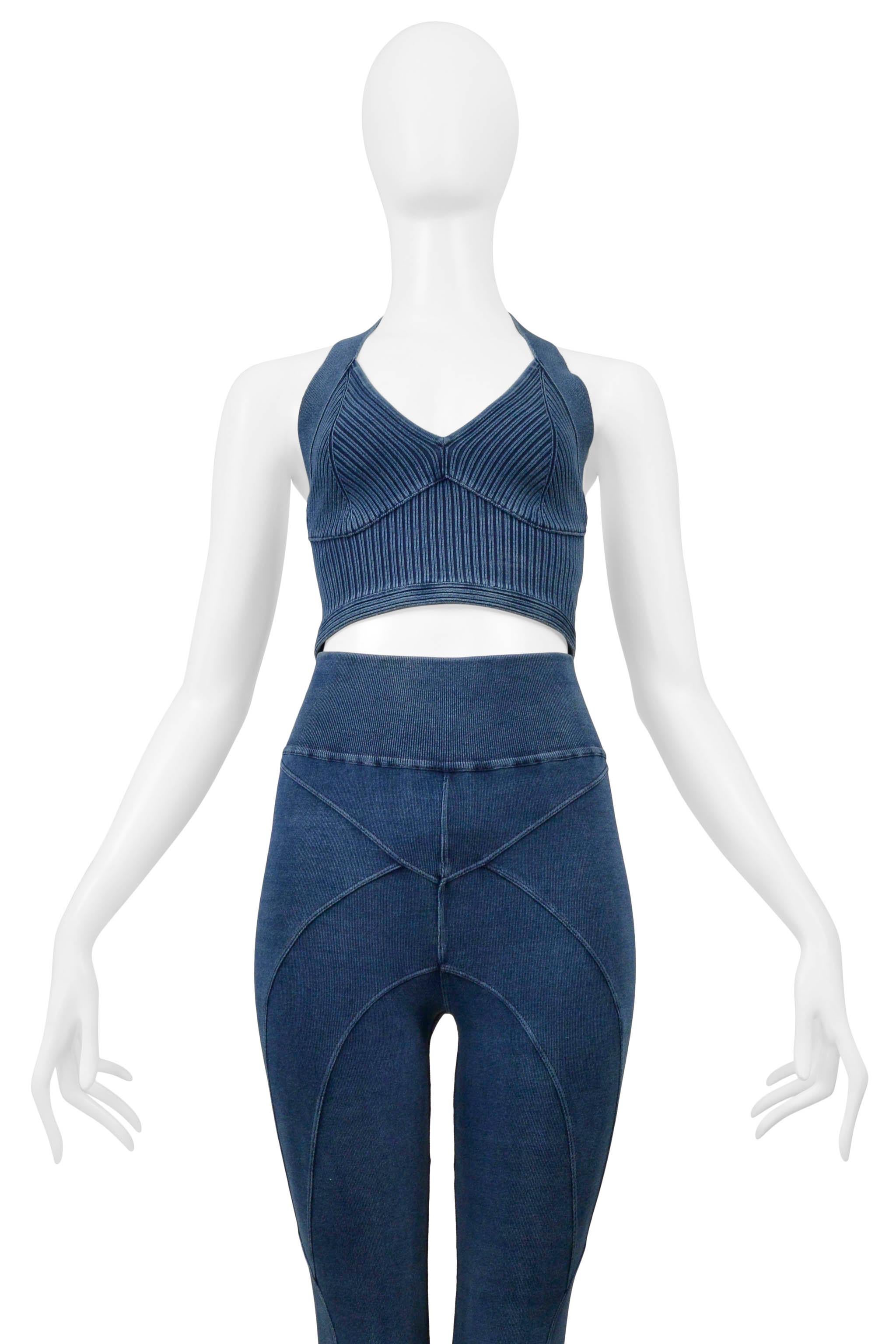 Resurrection Vintage a le plaisir de vous proposer un ensemble Alaia en tricot bleu denim composé d'un top bustier côtelé et d'un legging assorti avec des coutures décoratives. 


Alaia
Par Pieter Mulier
Taille : Top 38, Pantalon 34
Fabrice : Dessus