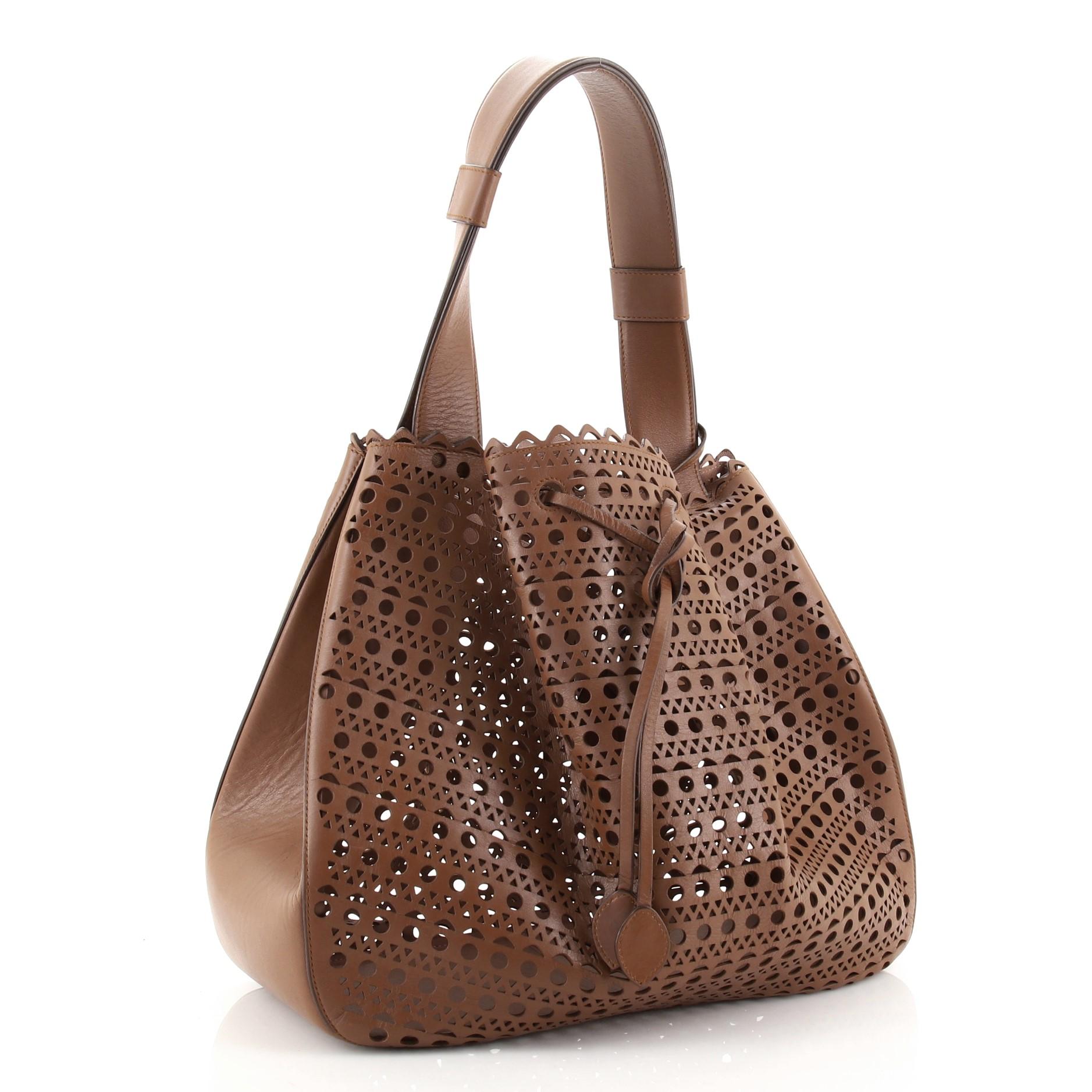 Bolso bandolera Alaia con cordón Piel perforada Mediano Marrón