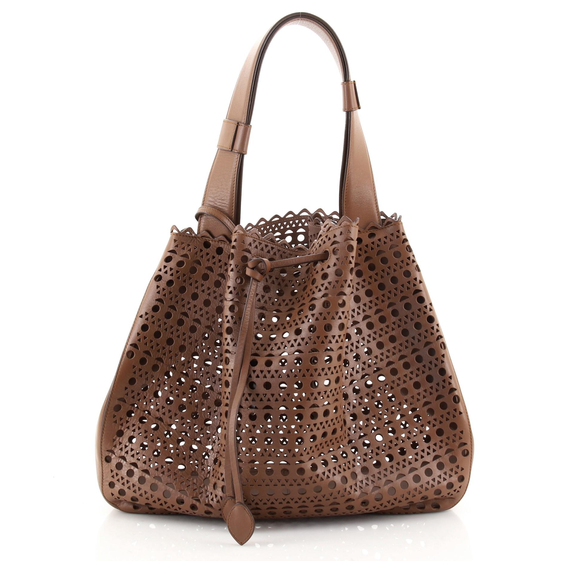 Bolso bandolera Alaia con cord�ón Piel perforada Mediano en Bastante bueno Estado en NY, NY