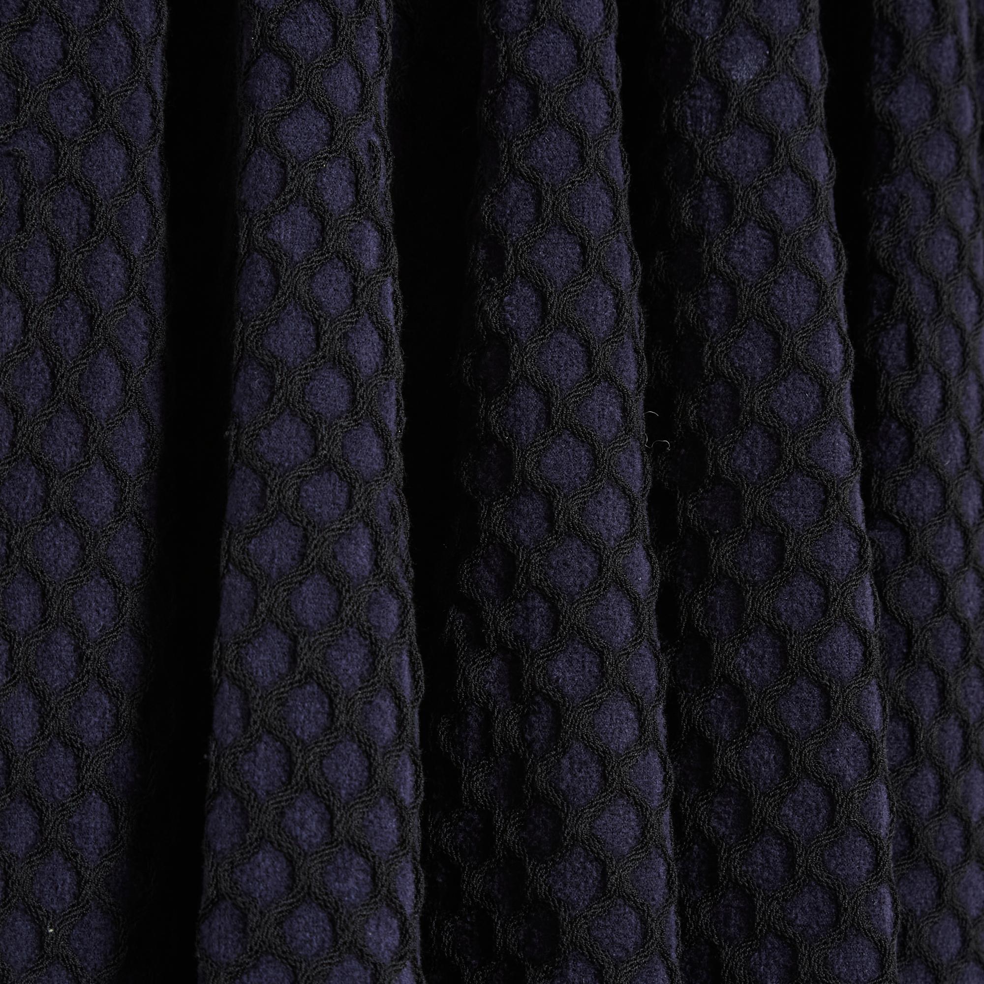 Robe Alaïa en maille épaisse mais souple de viscose mélangée bleu marine et guillochée noire, col rond, manches longues, jupe patineuse, non doublée, fermée par un long zip dans le dos. Taille 36FR, mesures prises à plat sans étirer la maille :