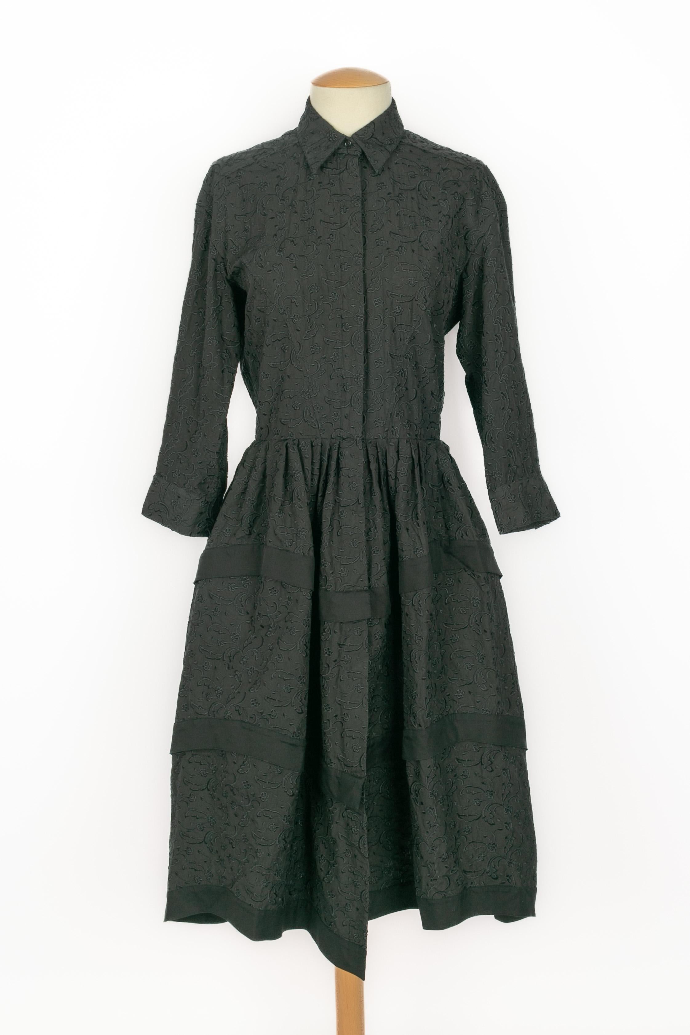 ALAÏA - (Made in Italy) Abito di media lunghezza in cotone nero, gonna a balze con livelli e motivo floreale ricamato. La taglia indicata è 40IT, ma corrisponde a una 36FR. Collezione primavera-estate 2016.

Condizioni:
Ottime