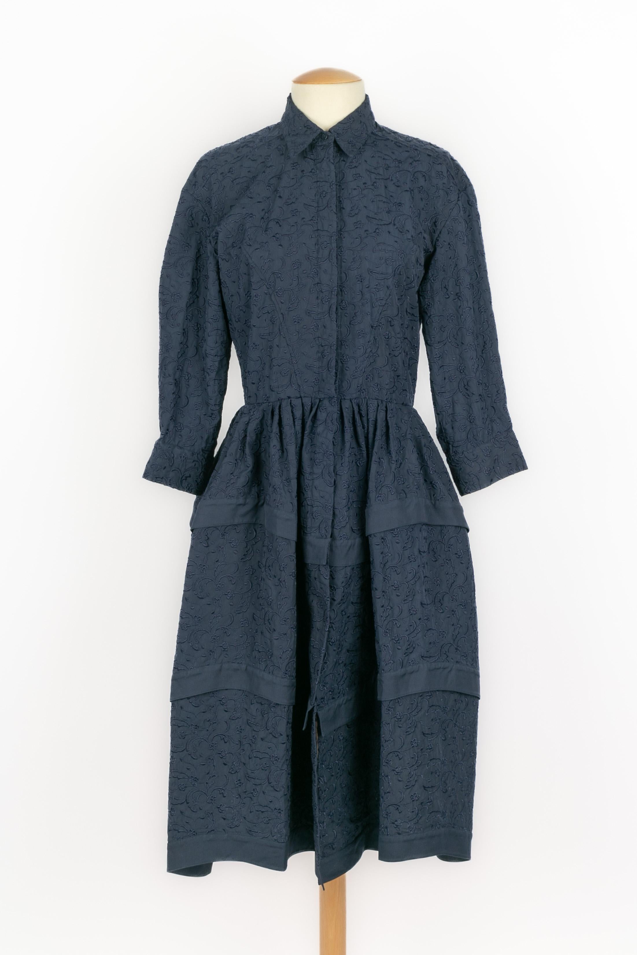 ALAÏA - (Fabriqué en Italie) Robe mi-longue en coton bleu marine à motifs floraux brodés. Taille 40IT indiquée, elle correspond à un 36FR. Collectional printemps-été 2016.

Condit :
Très bon état.

Dimensions :
Largeur des épaules : 42 cm - Poitrine