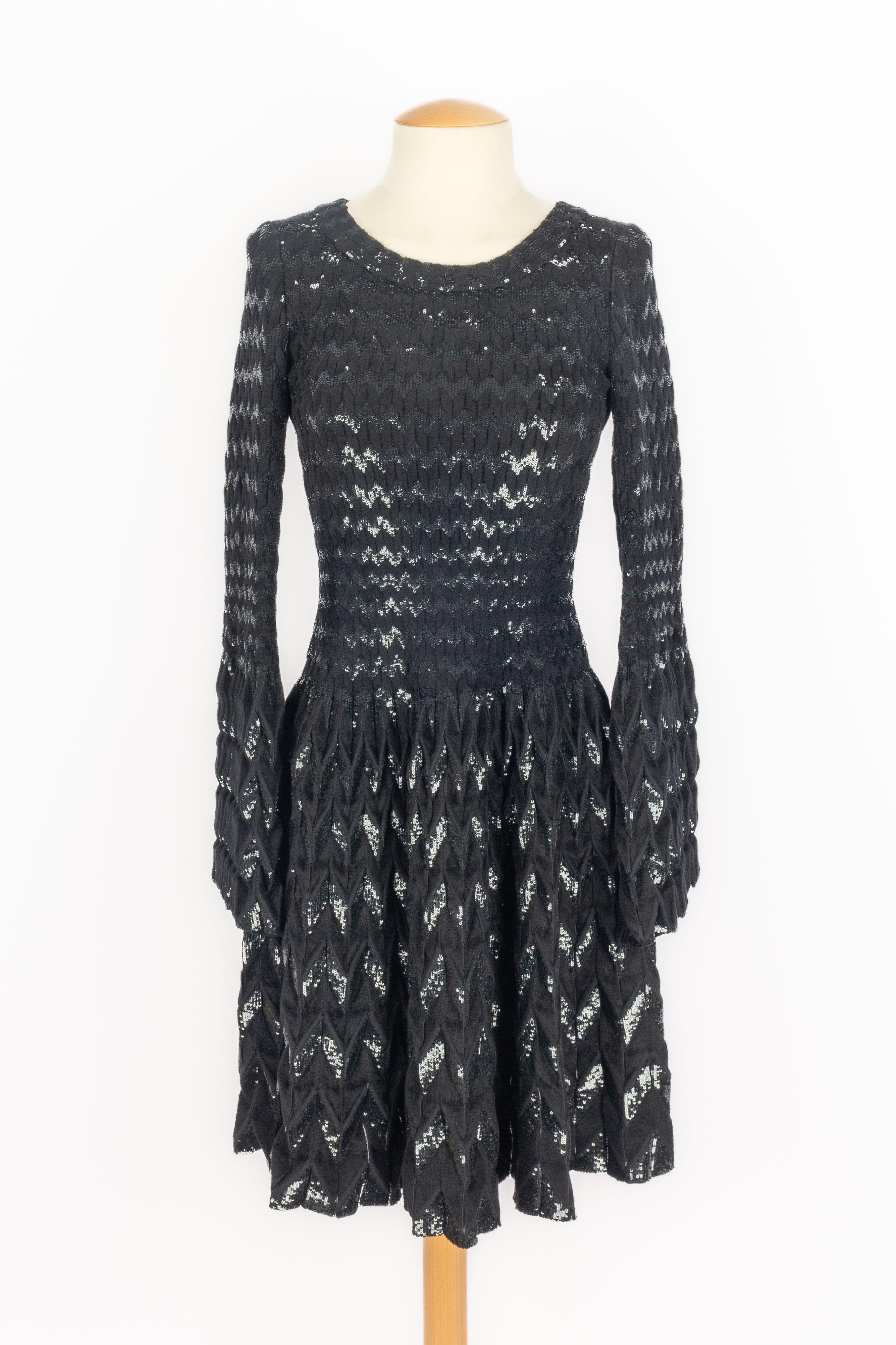 ALAÏA - (Made in Italy) Schwarzes, langärmeliges, mit Pailletten besetztes Kleid. Größe 38FR angegeben. 2016 Herbst-Winter Collection'S.

Bedingung:
Sehr guter Zustand

Abmessungen:
Schulterbreite: 33 cm - Brustumfang: 39 cm - Ärmellänge: 63 cm -