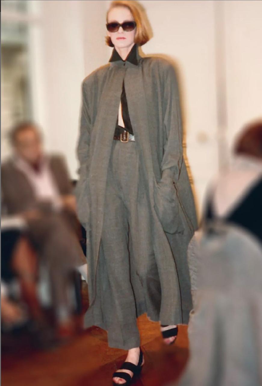 - Spring /Summer 1984 Runway collection by Azzedine Alaïa

- Sold by Mae Vintage London 

- Taupe batwing duster coat with large front pockets

- Good condition - some discolouration
