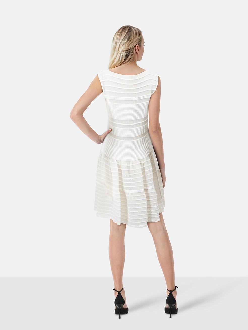 CONDIT ist sehr gut. Das Kleid weist nur minimale Gebrauchsspuren auf. Minimale Abnutzungserscheinungen am Halsausschnitt, der oberen Vorderseite und der unteren Vorderseite links zum Saum hin, wo Verfärbungen an diesem gebrauchten