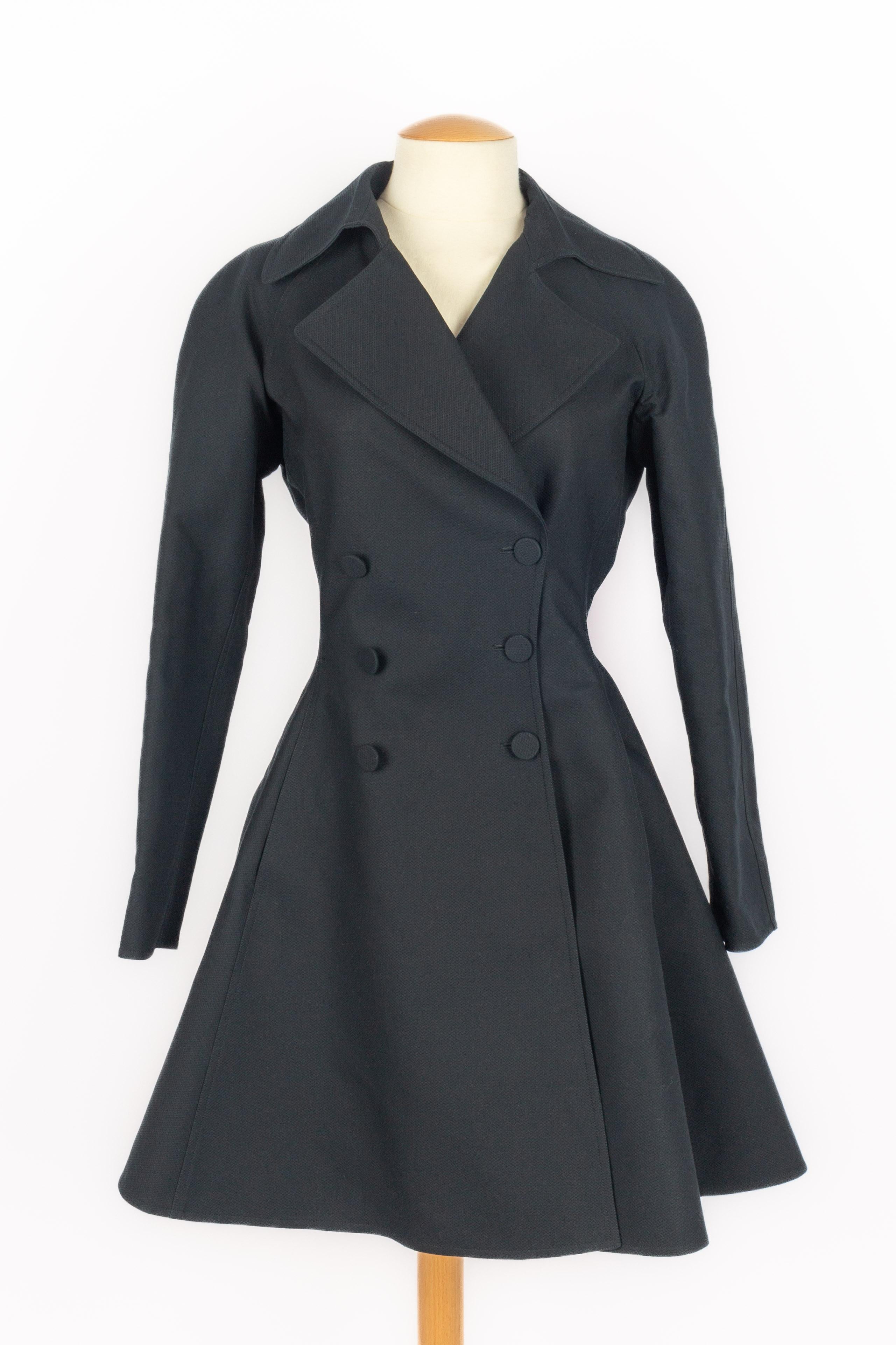 ALAÏA - (Made in France) Black textured cotton fitted dress / coat. Size 42FR indicated but it fits better a 38FR/40FR. 2012 Spring-Summer Collection.

Condition:
Very good condition

Dimensions:
Shoulder width: 39 cm - Chest: 41 cm - Sleeve length: