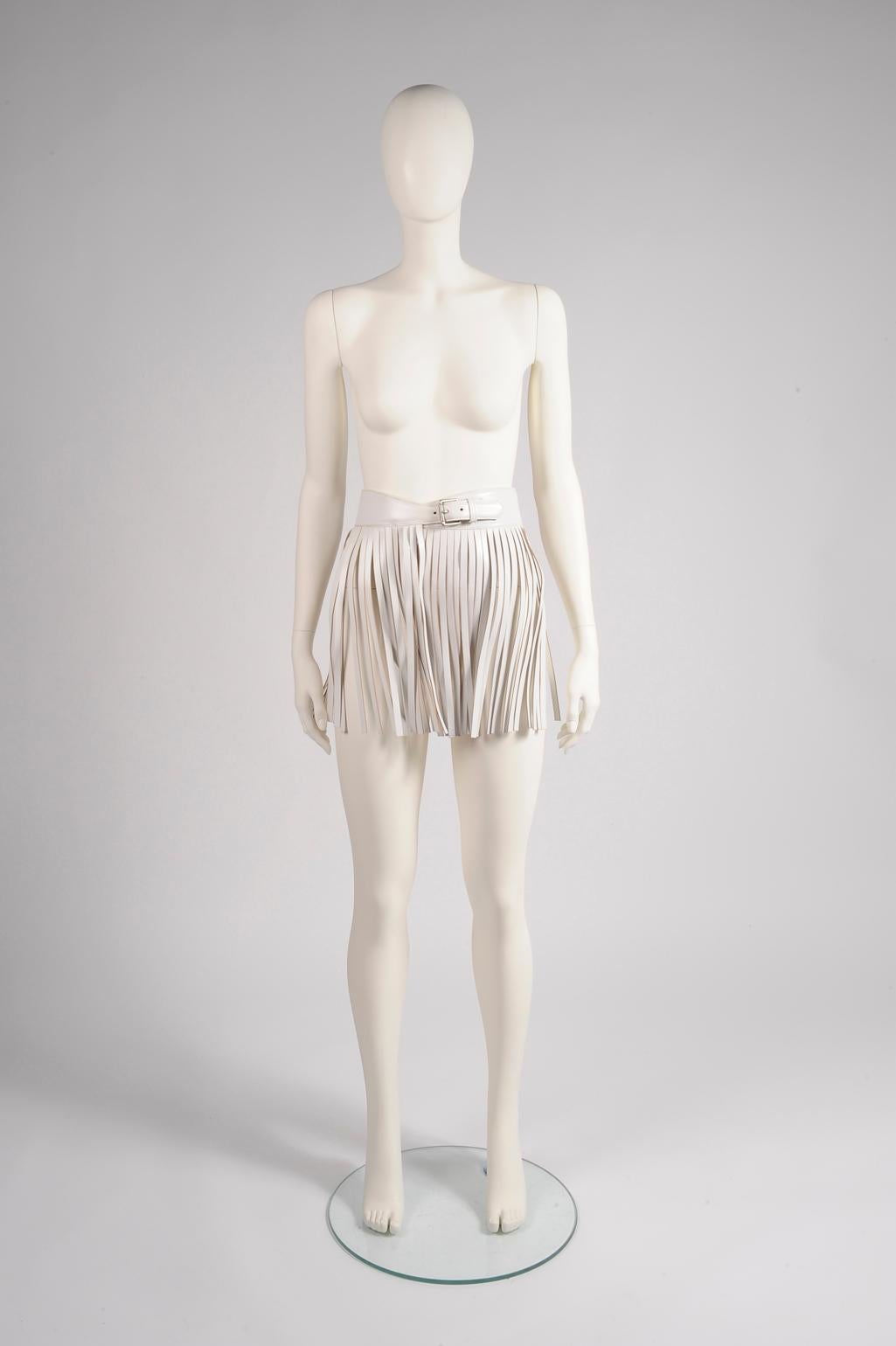 Designed to be worn on the waist, iconic Alaïa white leather fringed belt. Serena Williams was wearing a snakeskin version for Glamour Magazine, July 2016 (see picture 3). Size 70.

Dimensions (taken flat) :
Width (widest part) approx. 5.6 cm (2.2