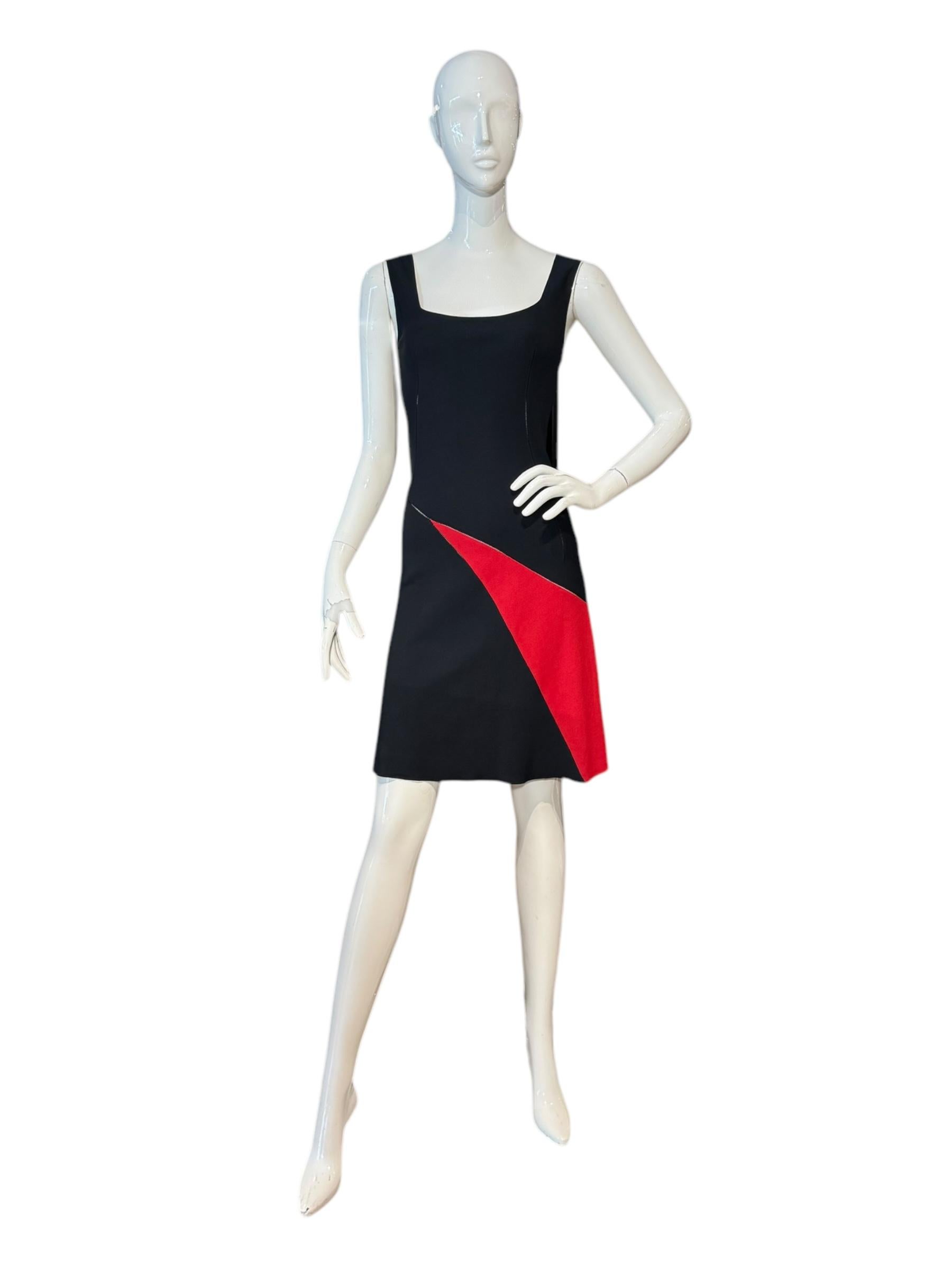 Dieses auffällige ärmellose Minikleid von Alaïa mit quadratischem Ausschnitt setzt mit seinem grafischen, zweifarbigen Design ein mutiges Statement. Das Kleid hat eine taillierte Silhouette, die die Figur betont, und ein dynamisches Farbblockmuster