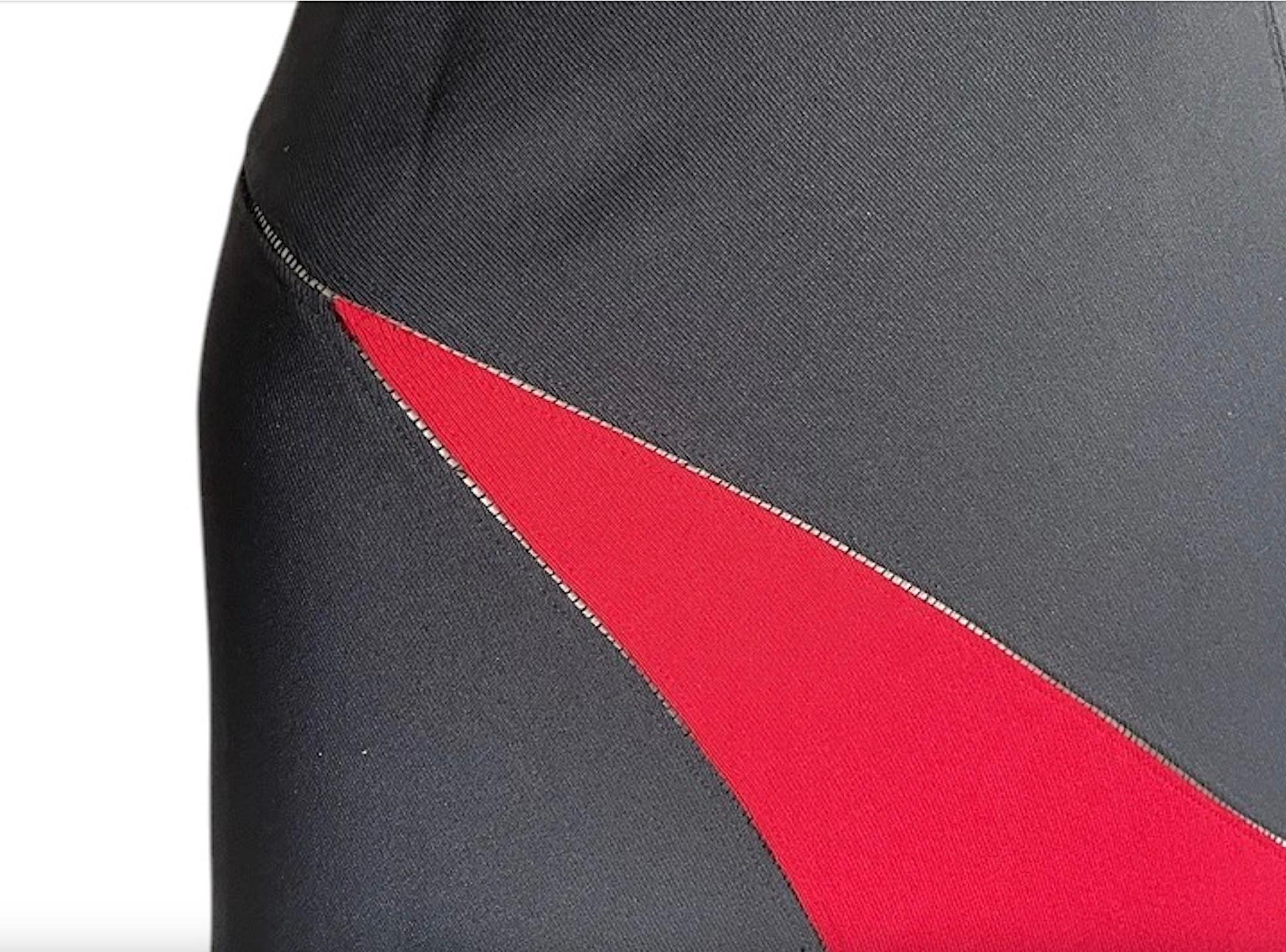Alaïa Geometrisches Schwarz-Rot Ärmelloses Kleid mit offenen Nähten im Angebot 2