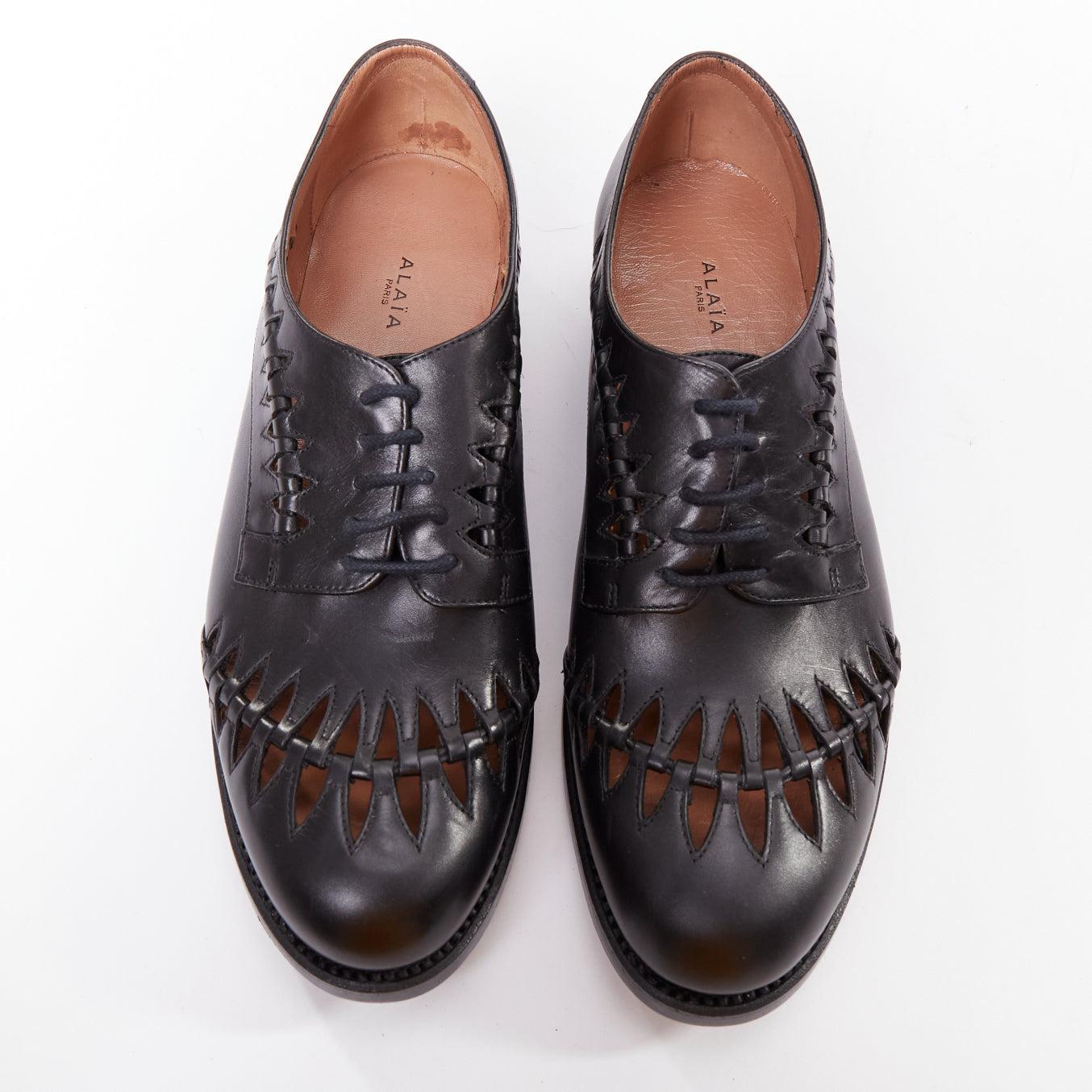 ALAIA Goodyear schwarzes Leder geflochtener Brogue mit Laser Cut Out EU38
Referenz: LNKO/A02582
Marke: Alaia
Modell: Goodyear AAX971
Collection'S: 2014/15
MATERIAL: Leder
Farbe: Schwarz
Muster: Solide
Verschluss: Schnürung
Innenfutter: Nacktes