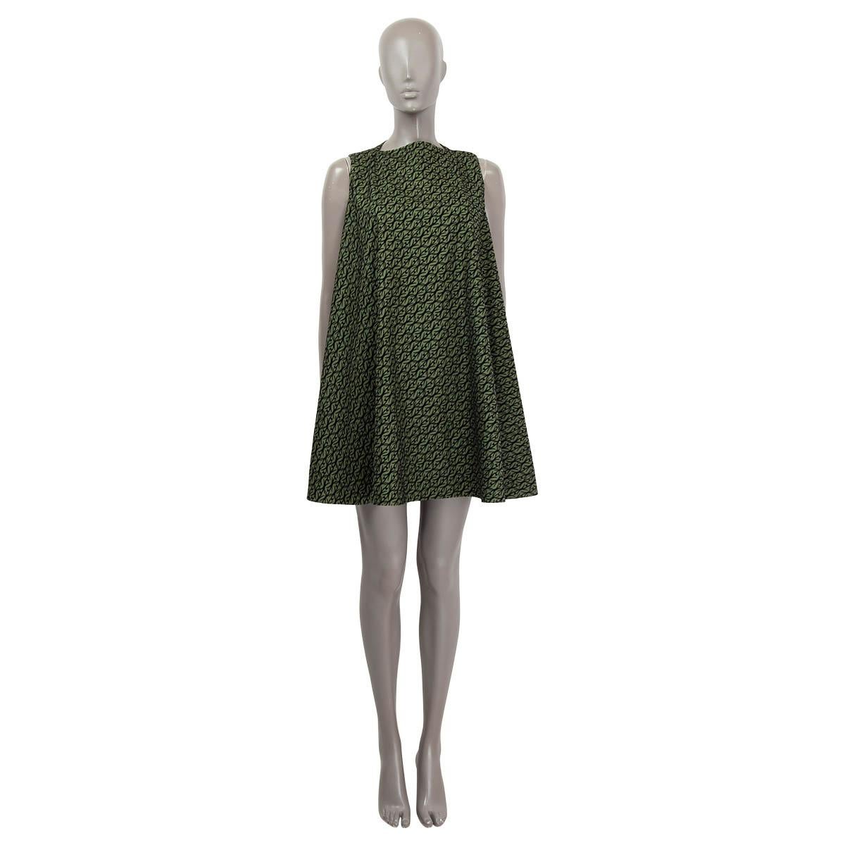 100% authentisches Alaïa Kleid in weiter A-Linie aus waldgrüner Wolle (90%) und Polyamid (10%) mit schwarzem Samtmuster. Gefüttert mit grüner Seide (95%) und Lycra (5%). Wird mit versteckten Knöpfen an der Schulter geöffnet. Wurde getragen und ist