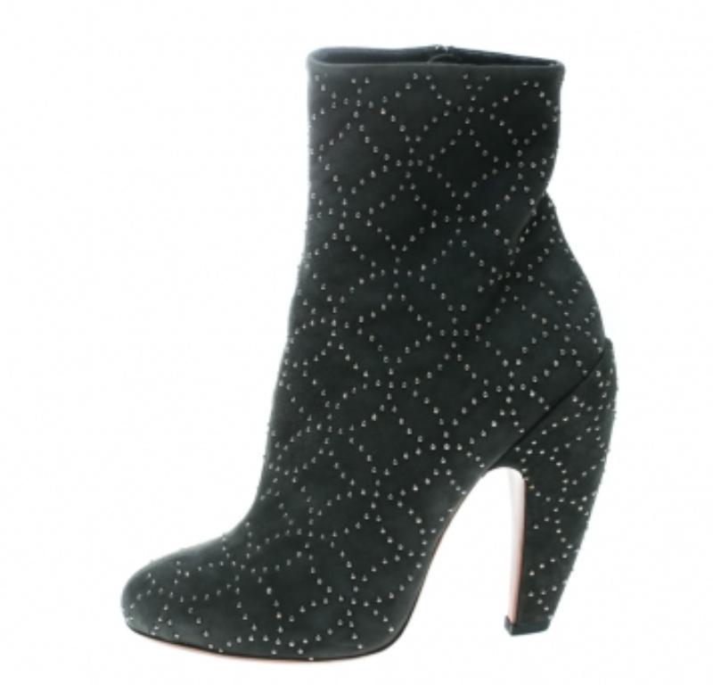 Alaia Botines de ante gris con adornos de tachuelas Talla 37 en Bueno estado para la venta en Dubai, Al Qouz 2