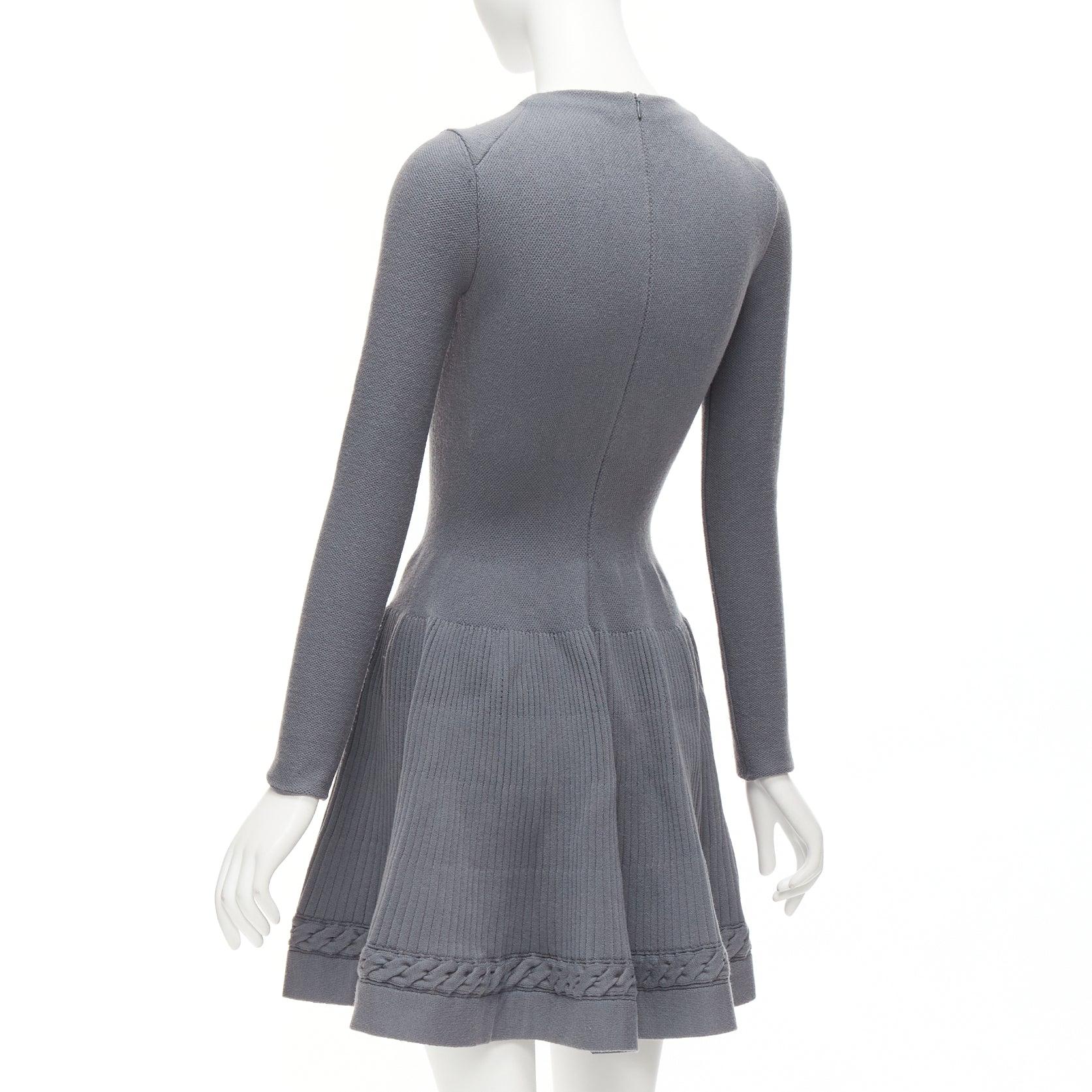 ALAIA Graues flach gestricktes Kleid aus Schurwollmischung mit Kabelbezug FR38 XS im Angebot 2