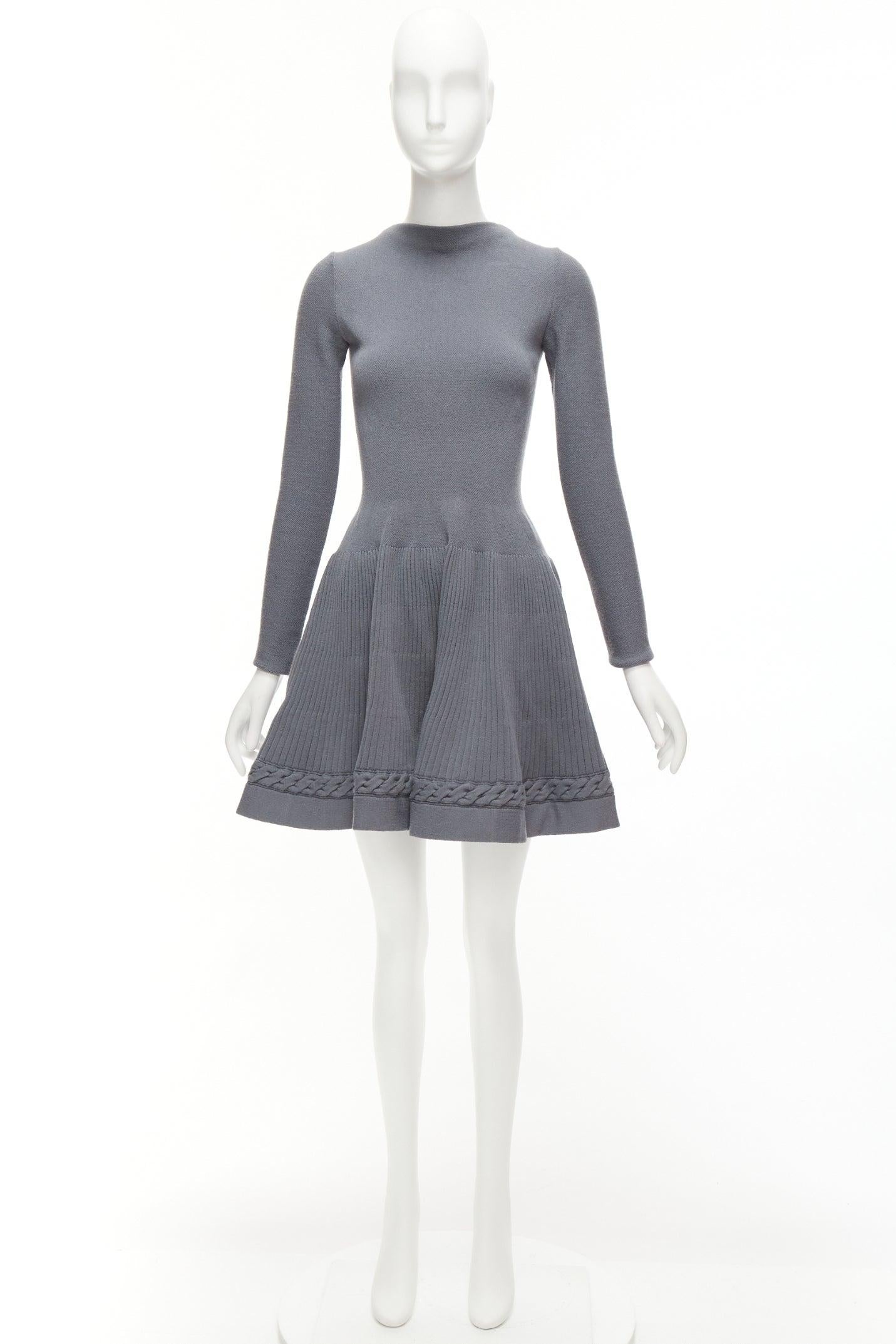 ALAIA Graues flach gestricktes Kleid aus Schurwollmischung mit Kabelbezug FR38 XS im Angebot 5
