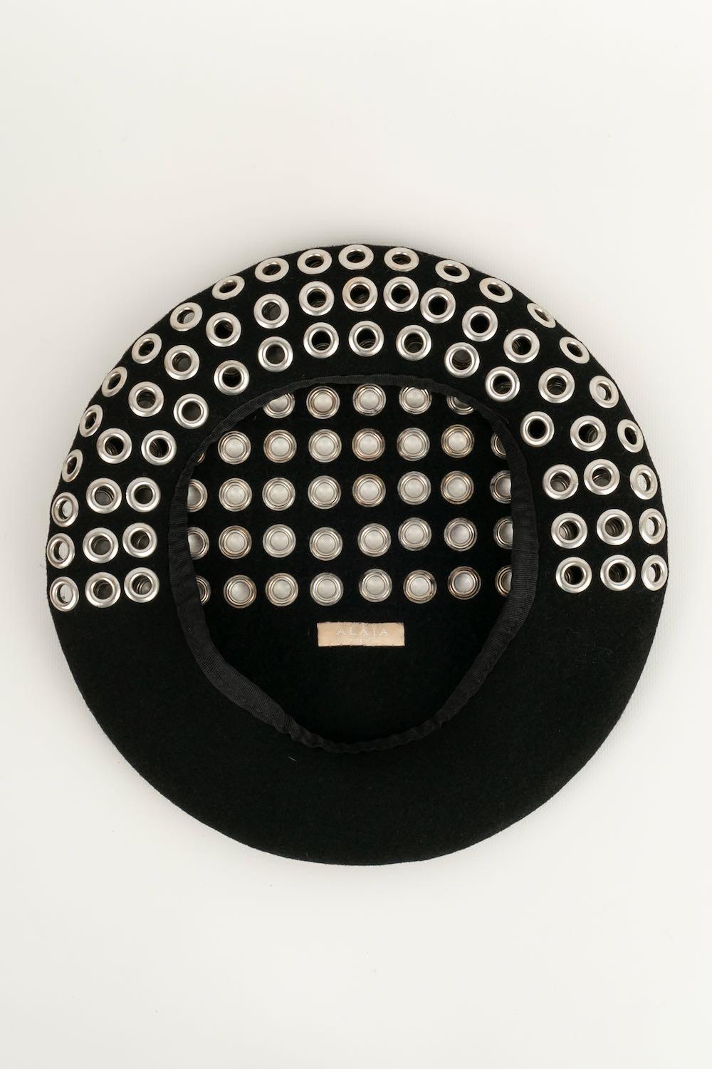 Alaïa -Beret in black virgin wool embellished with silver rivets.

Additional information:
Condition: Very good condition
Dimensions: Size 57

Seller Reference: CHP16
