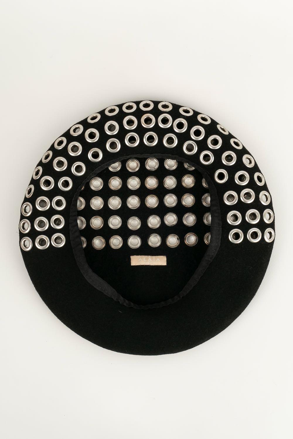 Alaïa -Beret in lana vergine nera impreziosito da rivetti d'argento.

Informazioni aggiuntive:
Condizioni: Ottime condizioni
Dimensioni: Taglia 57

Riferimento del venditore: CHP16
