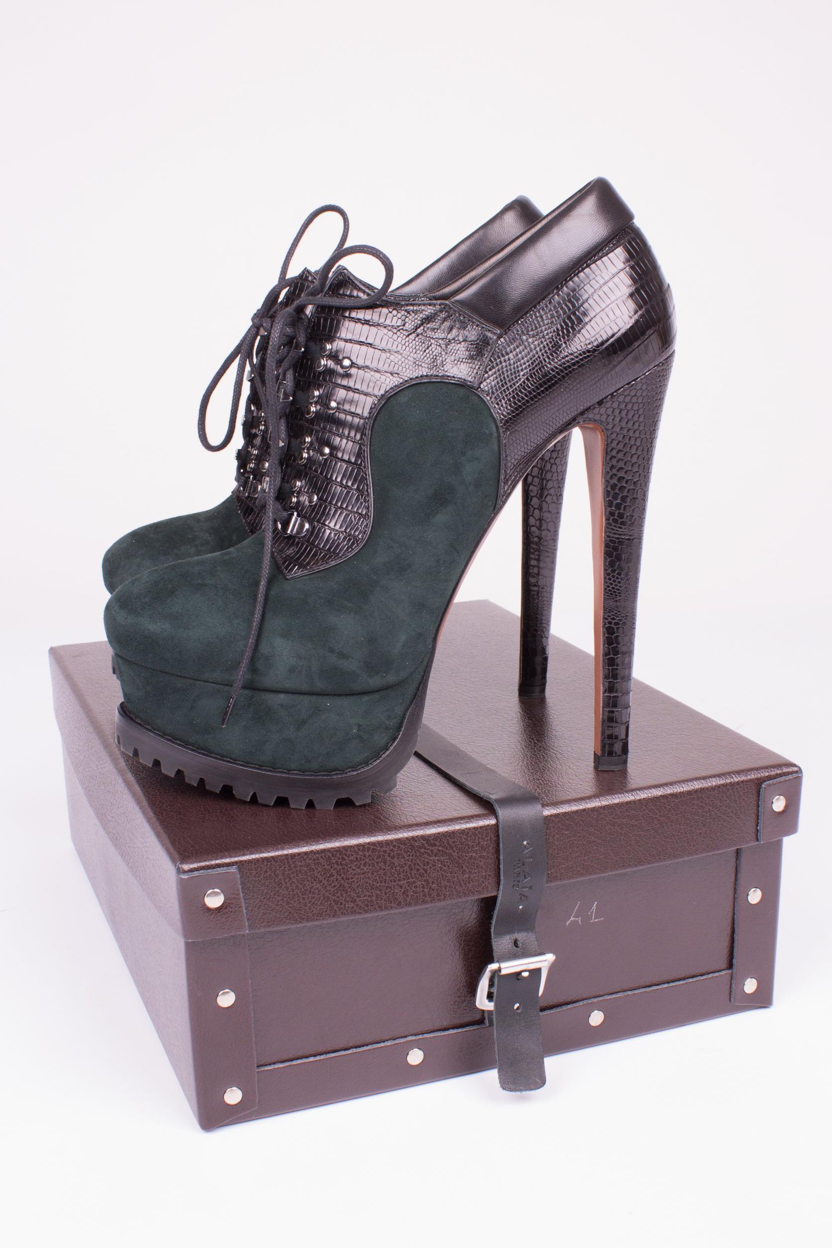 Sky high lace-up shoe by Alaïa in black croco-print leather and dark green suede.

The heel measures as much as 17 centimeters and the platform 4,5 centimeters. At the front a black lace. Interior fully lined with black leather, a nude colored