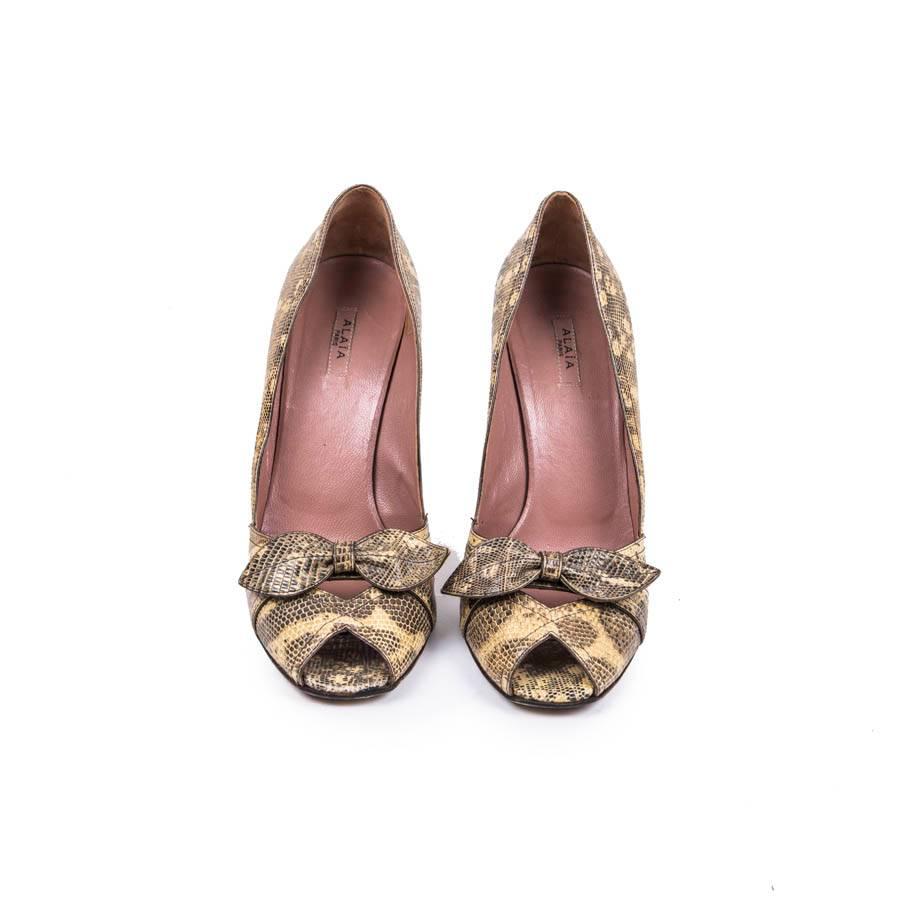 Sandales à talons hauts Alaïa en peau de serpent couleur poivre.

Taille 39FR, fabriqué en Italie.

Dimensions : longueur de la semelle 24 cm, hauteur du talon 11 cm, largeur de la semelle 8 cm.