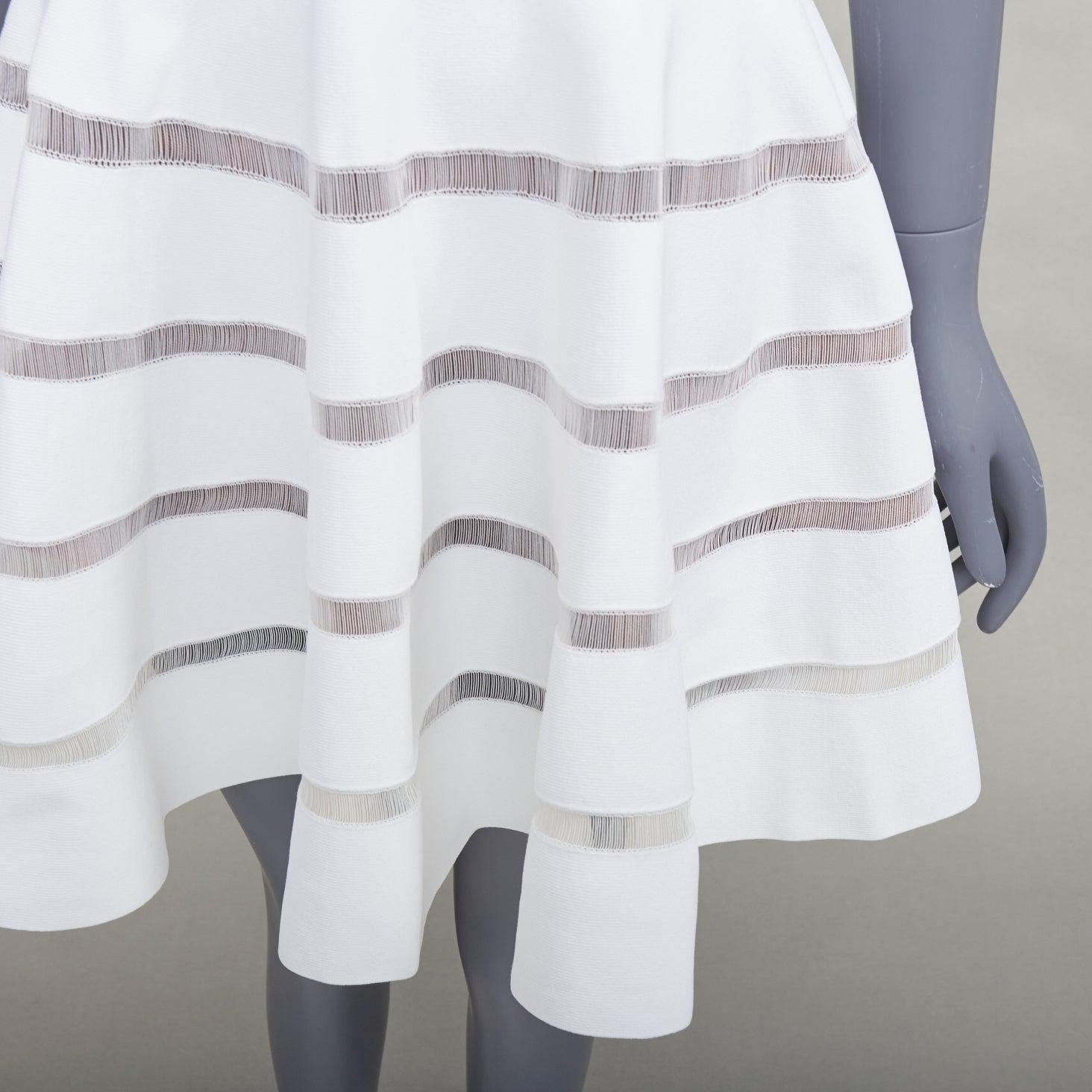 ALAIA ivoire, viscose mélangée, col carré, robe évasée et ajustée en tricot à mailles transparentes FR36 S
Référence : SNKO/A00526
Marque : Alaia
Designer : Azzedine Alaia
MATERIAL : Viscose, mélange
Couleur : Crème
Motif : Solide
Fermeture :