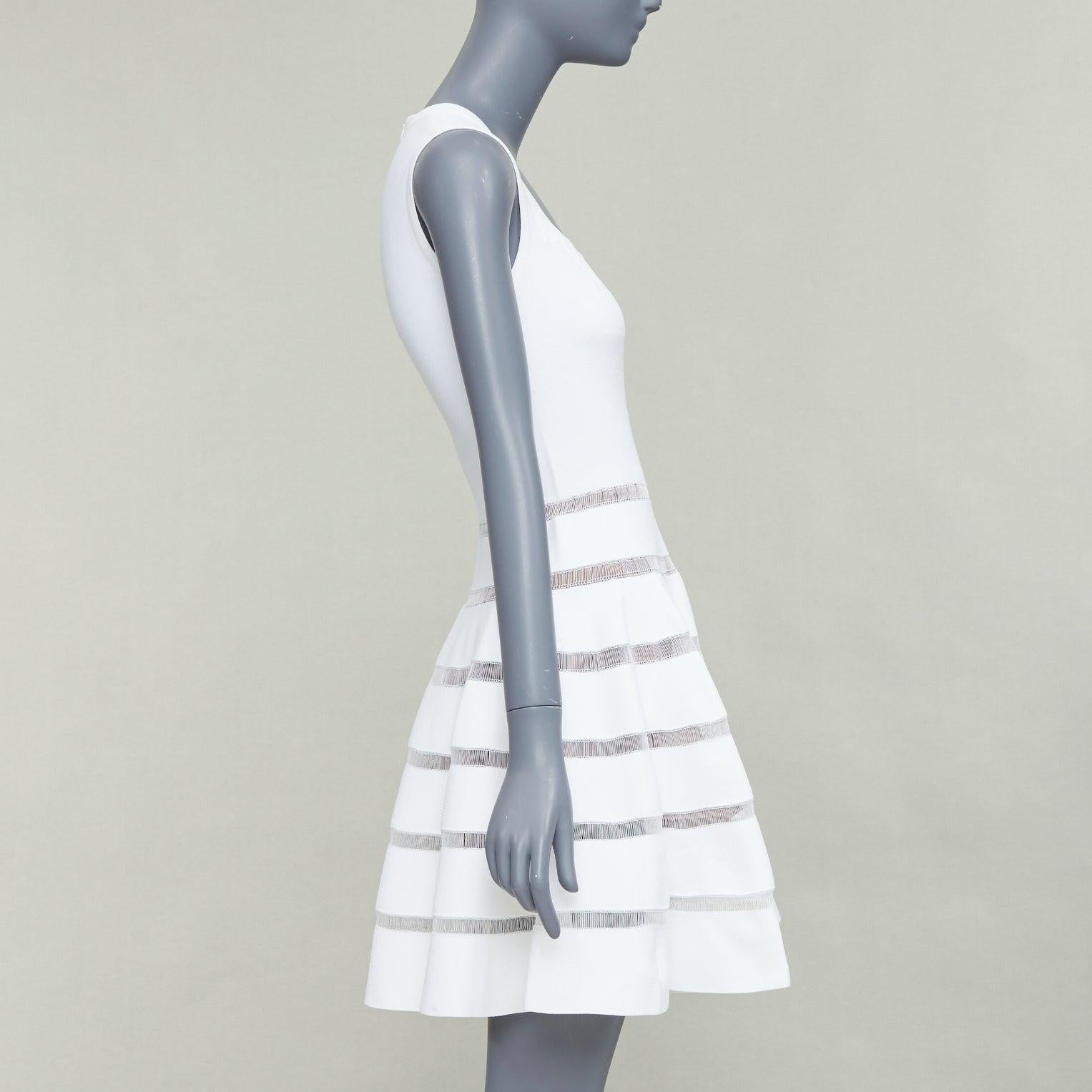 ALAIA ivoire, viscose mélangée, col carré, robe évasée et ajustée en tricot à mailles transparentes FR36 S Bon état - En vente à Hong Kong, NT