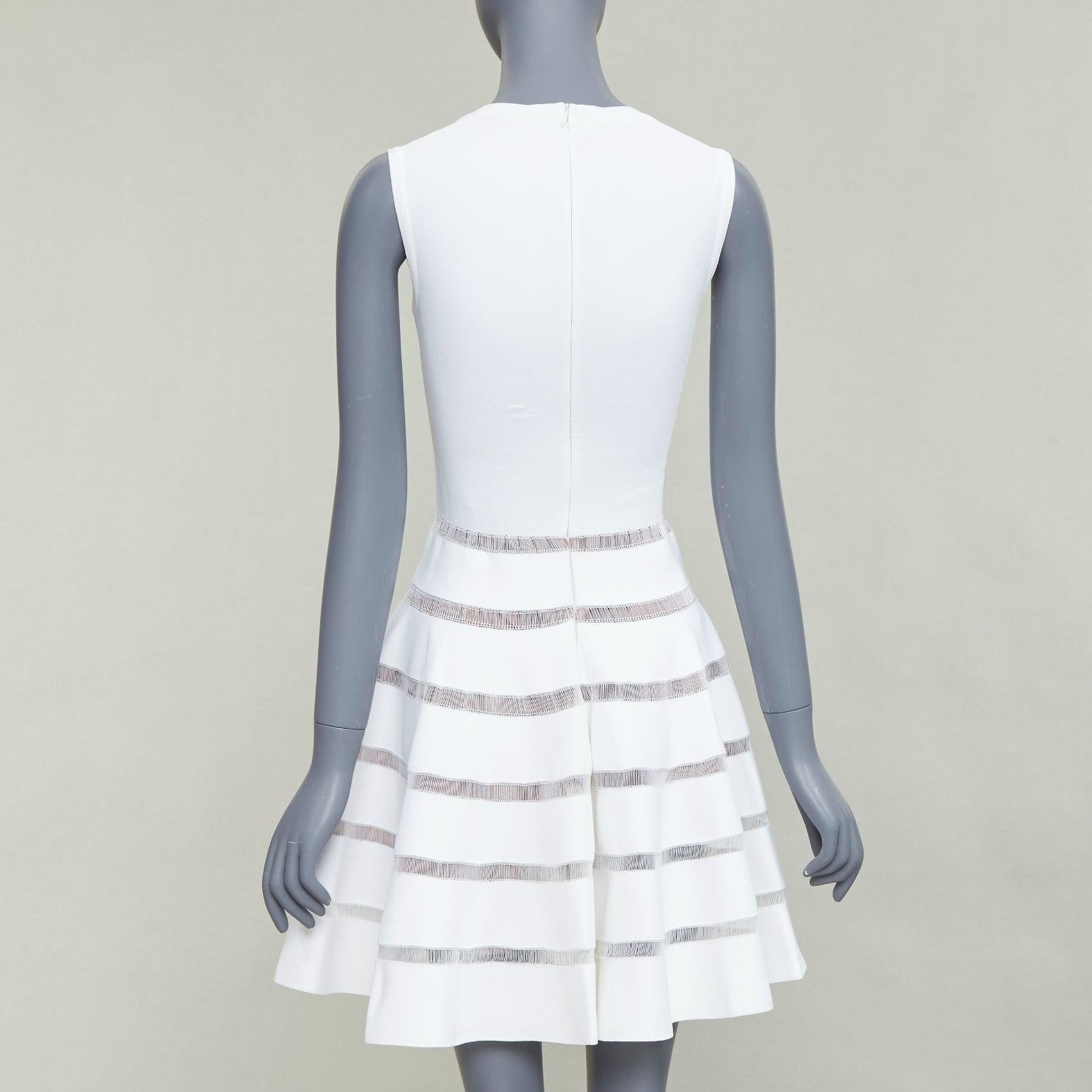 ALAIA ivoire, viscose mélangée, col carré, robe évasée et ajustée en tricot à mailles transparentes FR36 S Pour femmes en vente