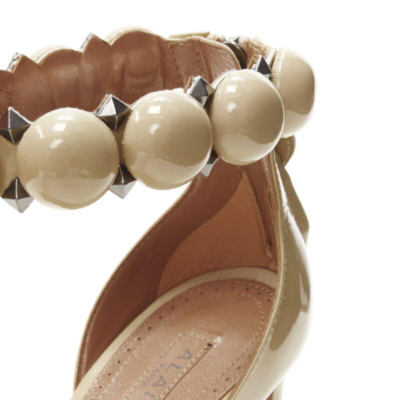 Sandales à talons hauts La Bombe à talons cloutés et ornées de boules couleur nude EU37,5
Référence : LNKO/A01988
Marque : Alaia
Designer : Azzedine Alaia
Modèle : La Bombe
MATERIAL : Cuir verni
Couleur : Beige
Motif : Solide
Fermeture :