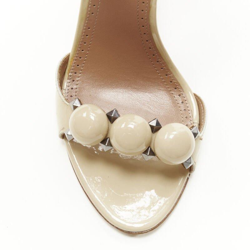 Sandales à talons hauts La Bombe à talons cloutés et ornées de boules couleur nude EU37,5 en vente 2