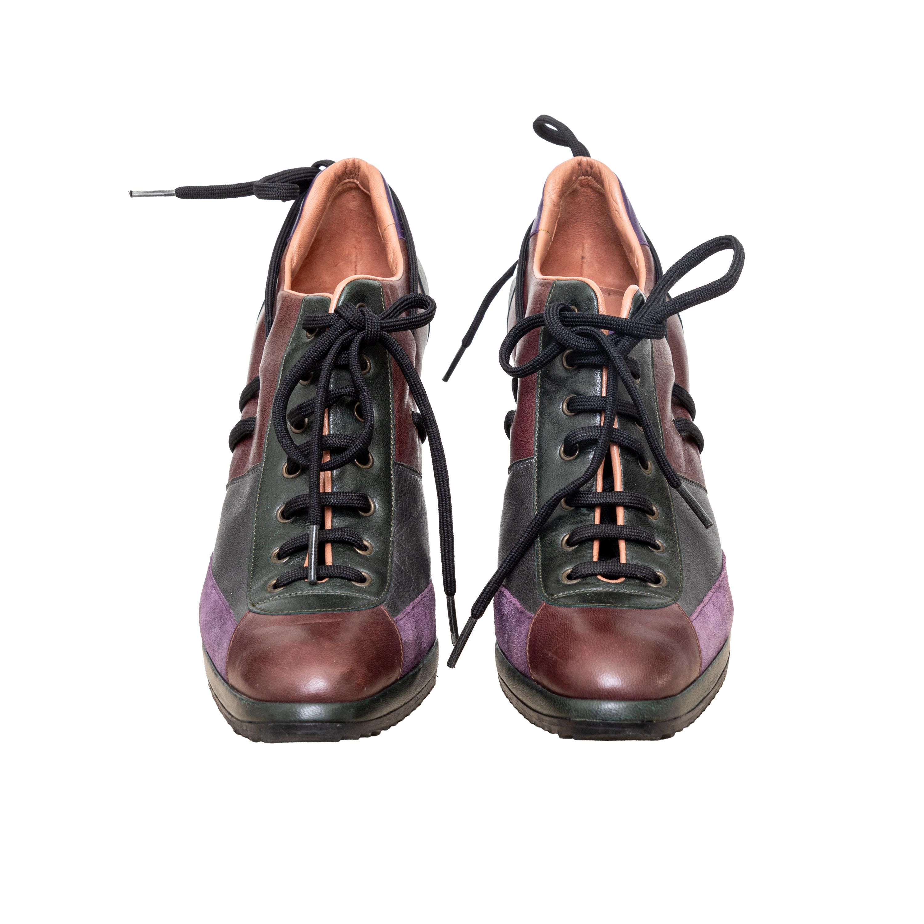 Realizzate con maestria da Alaïa, queste scarpe stringate in pelle nei colori tenui del verde e del viola aggiungono un tocco di eleganza a qualsiasi outfit. Con punte semi-puntate e tacchi a spillo, questi stivaletti offrono stile e comfort alla