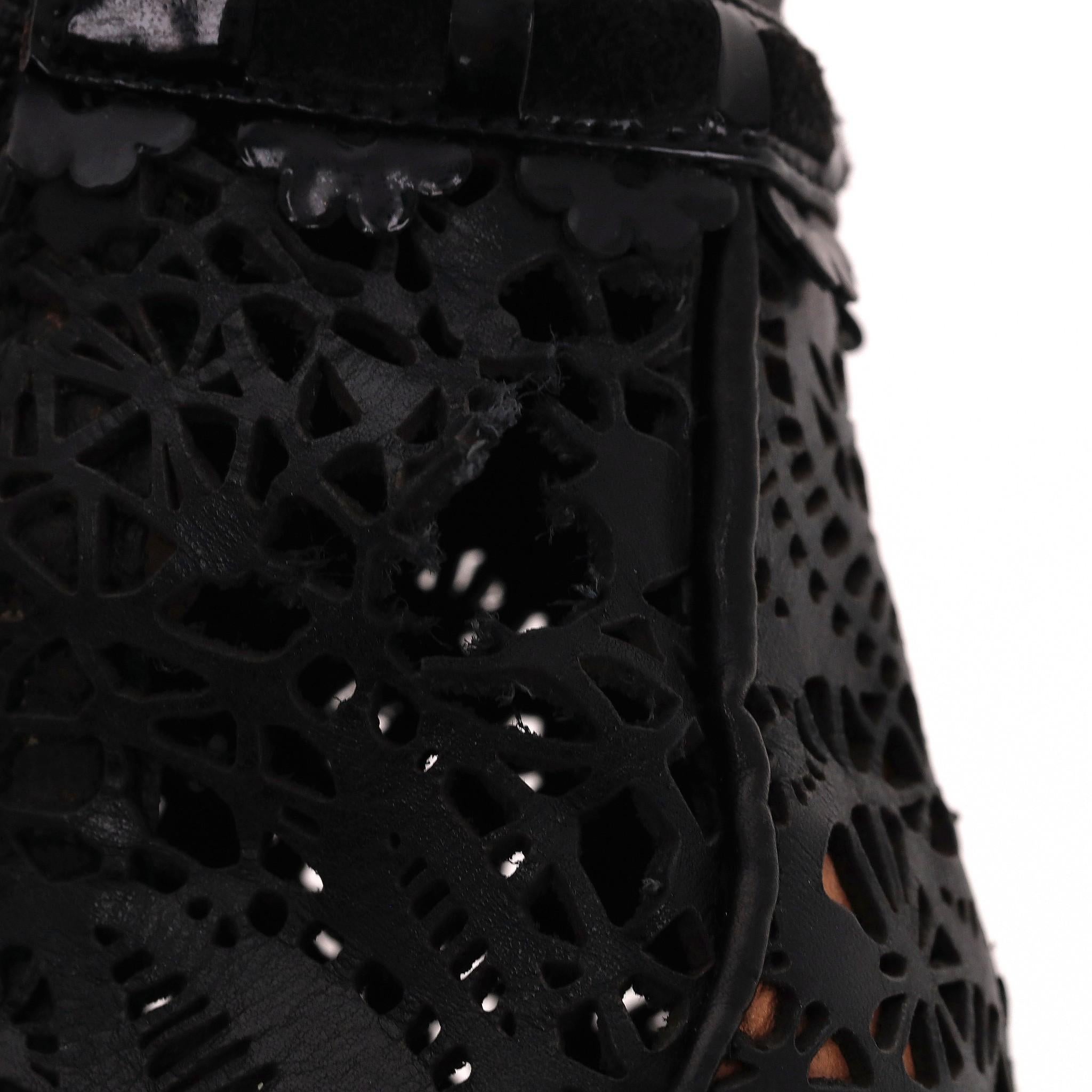 Botines Alaia de piel con corte láser y detalle de cordones en venta 6