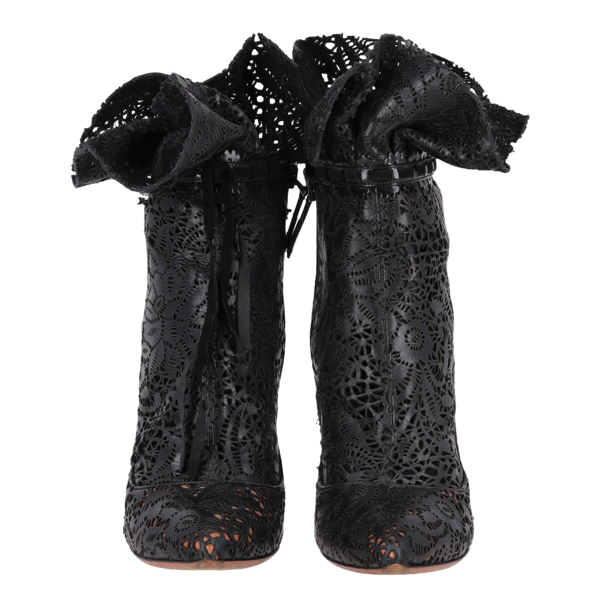 Botines Alaia de piel con corte láser y detalle de cordones

Botines negros de piel con adornos florales cortados a láser.

Con detalle de lazo en la parte delantera y volante de piel en la parte superior.

Punta afilada, cierre de cremallera