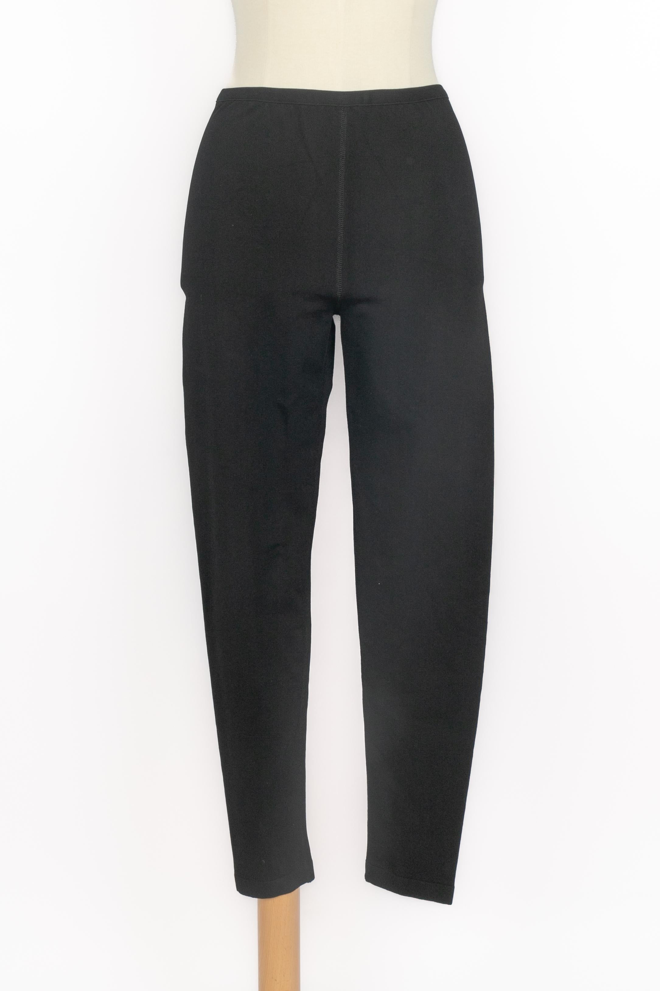 ALAÏA - (Made in Italy) Leggings elásticos negros. Se indica la talla 40FR.

Estado:
Muy buen estado

Dimensiones:
Cintura: 30 cm - Caderas: 38 cm - Largo: 88 cm

SKU:FJ18