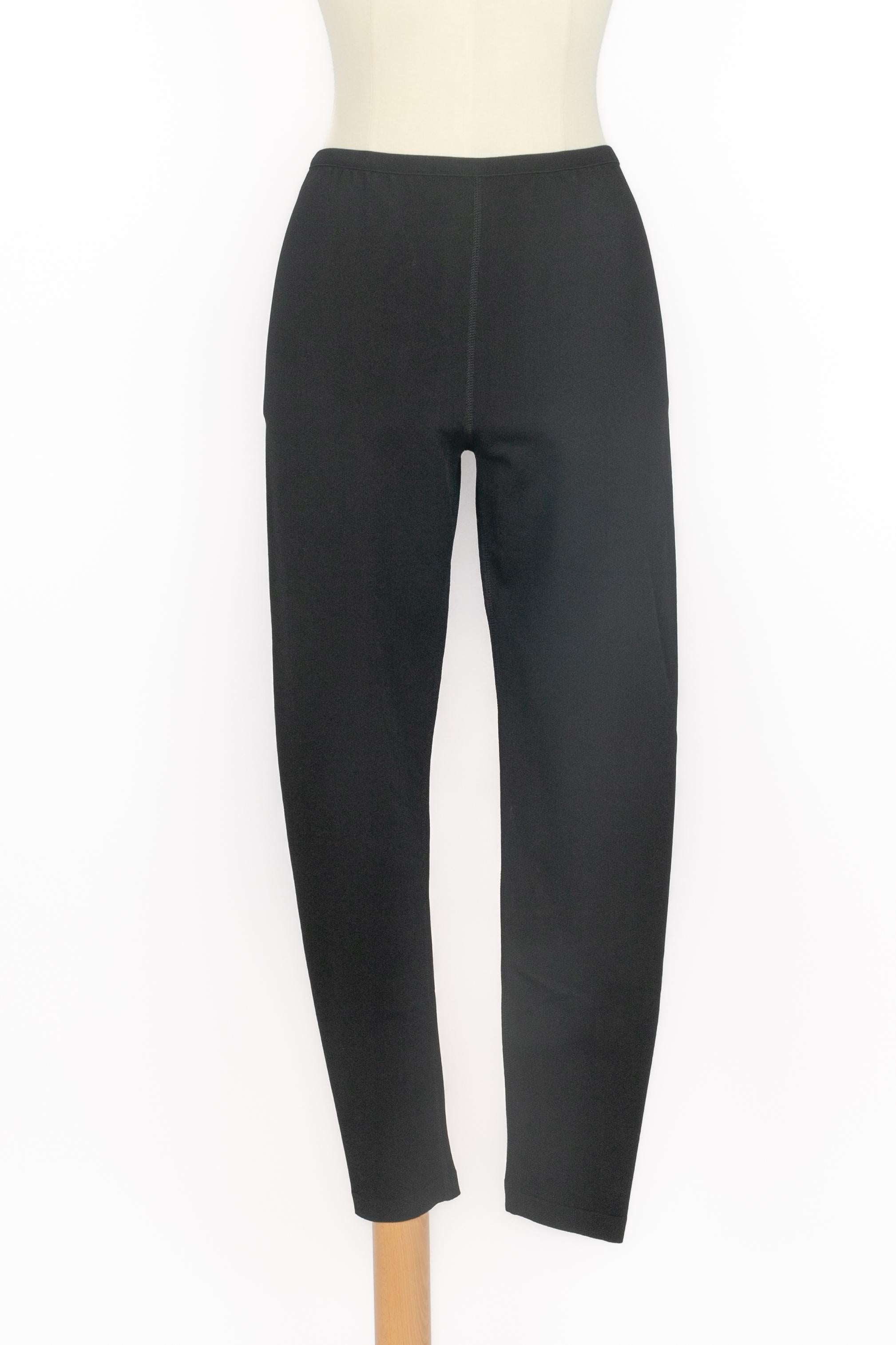 ALAÏA - (Made in Italy) Legging elástico negro. Se indica la talla 40FR.

Estado:
Muy buen estado

Dimensiones:
Cintura: 30 cm - Caderas: 38 cm - Largo: 88 cm

SKU:FJ51