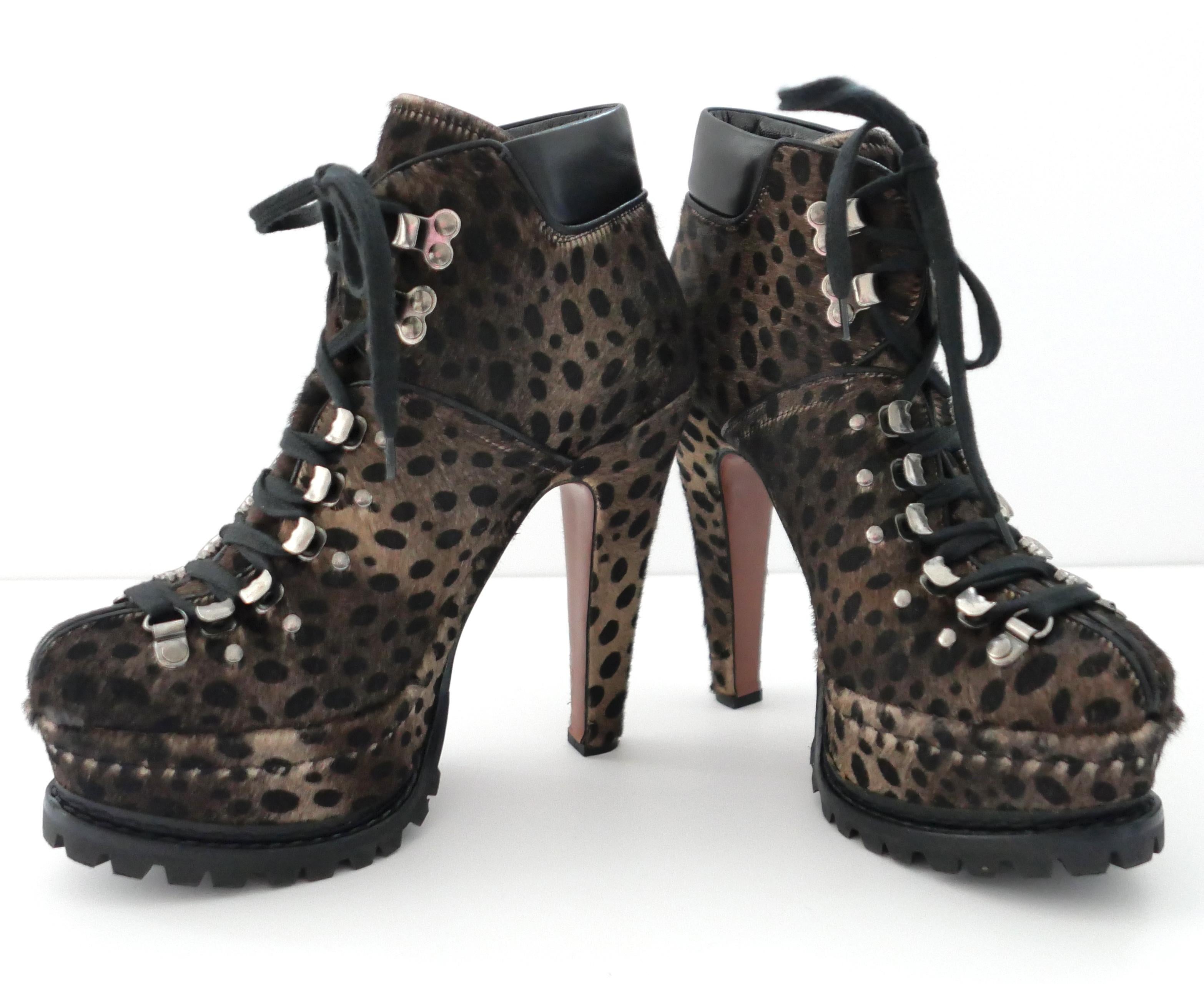 Alaia Leopard Calf Skin Platform Ankle Boots (Schwarz) im Angebot