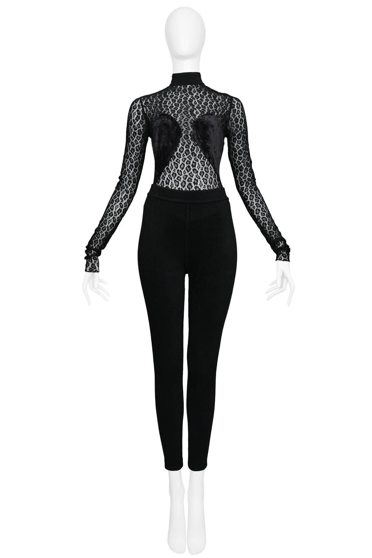 Vintage black Alaia leopard lace & velvet bodysuit ensemble featuring a high collar and long sleeves with back zip closure. Black knit leggings with lattice side seam detail. Collection AW 1991. Size : BODYSUIT M  LEGGINGS S
Condition : Excellent