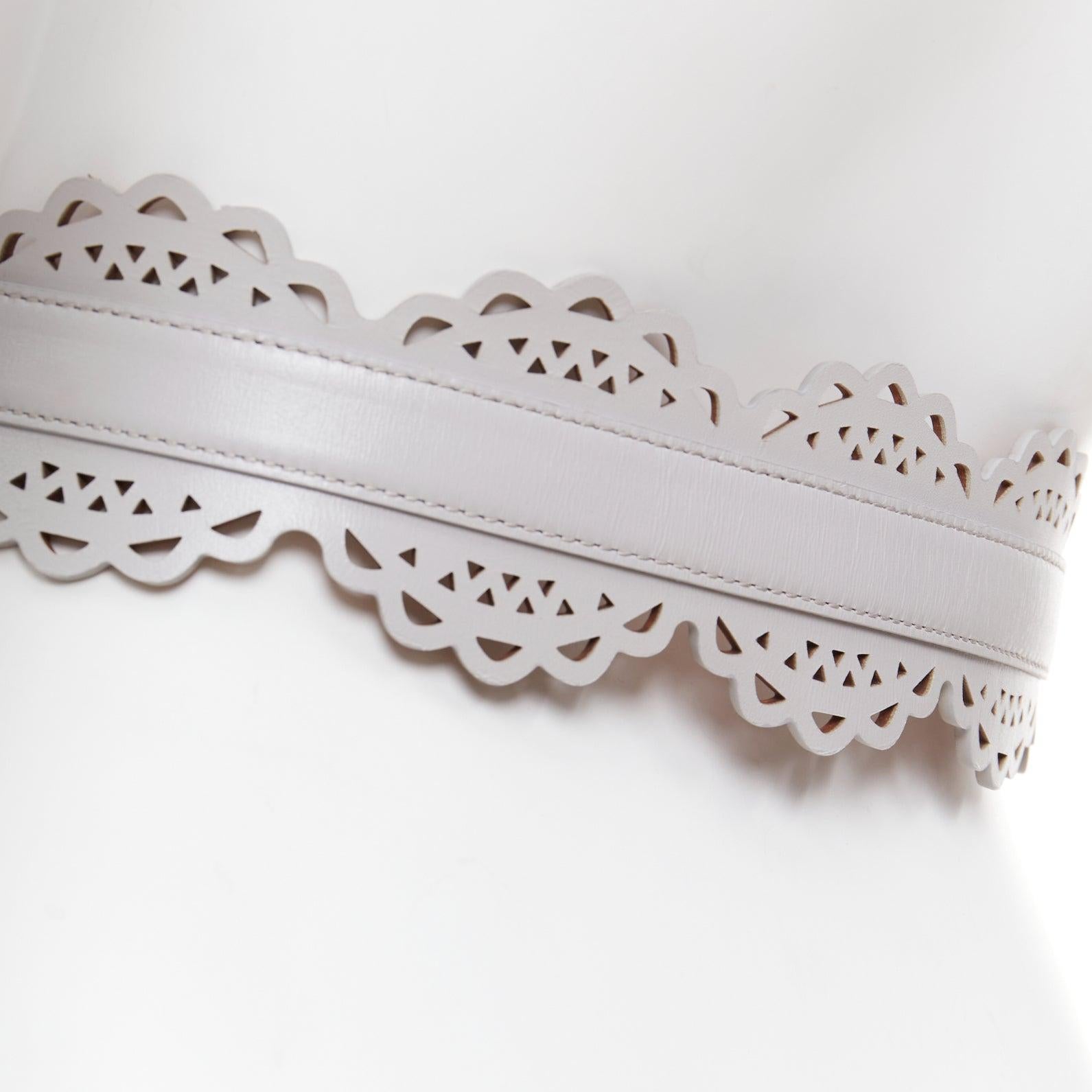 ALAIA cintura in pelle grigio chiaro con dettagli tagliati al laser e fibbia argentata a smerlo 65cm in vendita 1