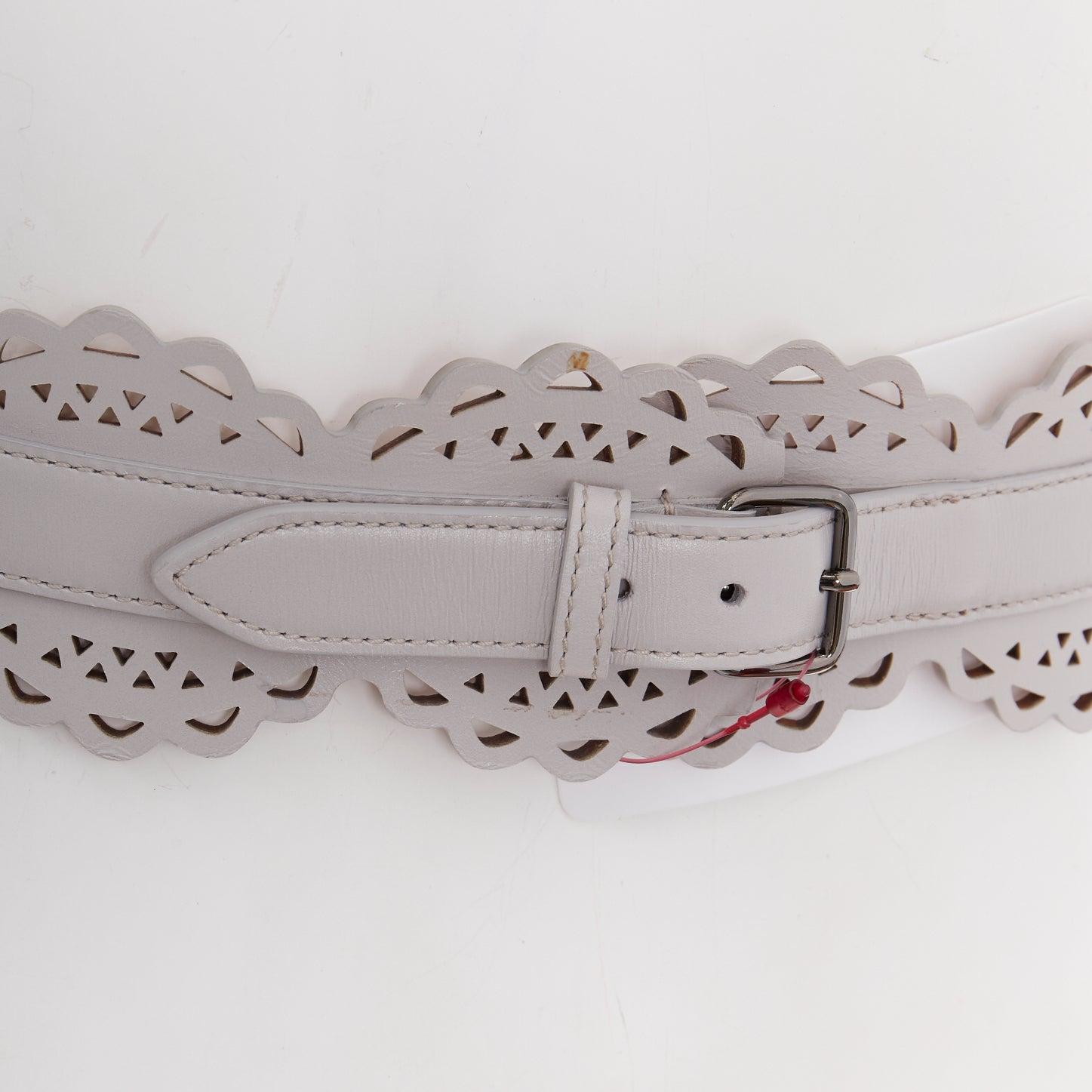 ALAIA cintura in pelle grigio chiaro con dettagli tagliati al laser e fibbia argentata a smerlo 65cm in vendita 2
