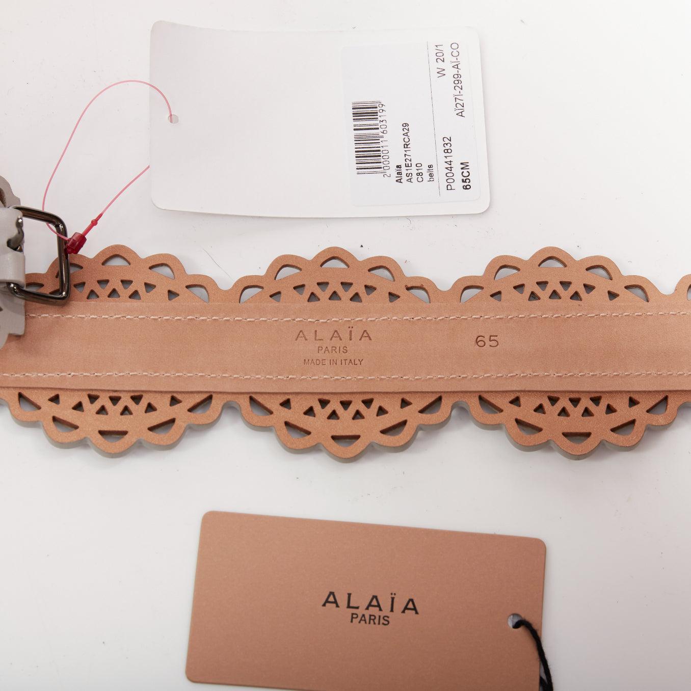 ALAIA cintura in pelle grigio chiaro con dettagli tagliati al laser e fibbia argentata a smerlo 65cm in vendita 3
