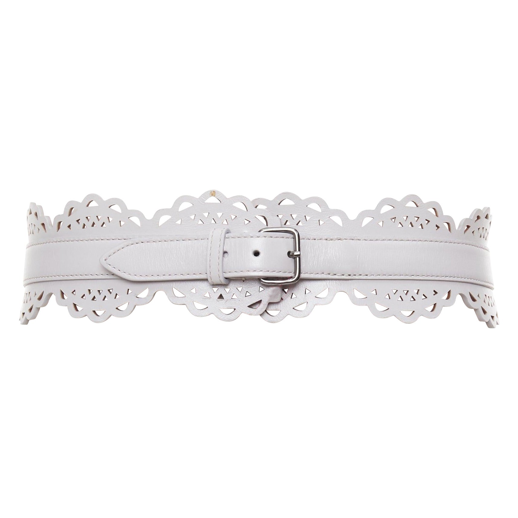 ALAIA cintura in pelle grigio chiaro con dettagli tagliati al laser e fibbia argentata a smerlo 65cm