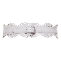 ALAIA cintura in pelle grigio chiaro con dettagli tagliati al laser e fibbia argentata a smerlo 65cm