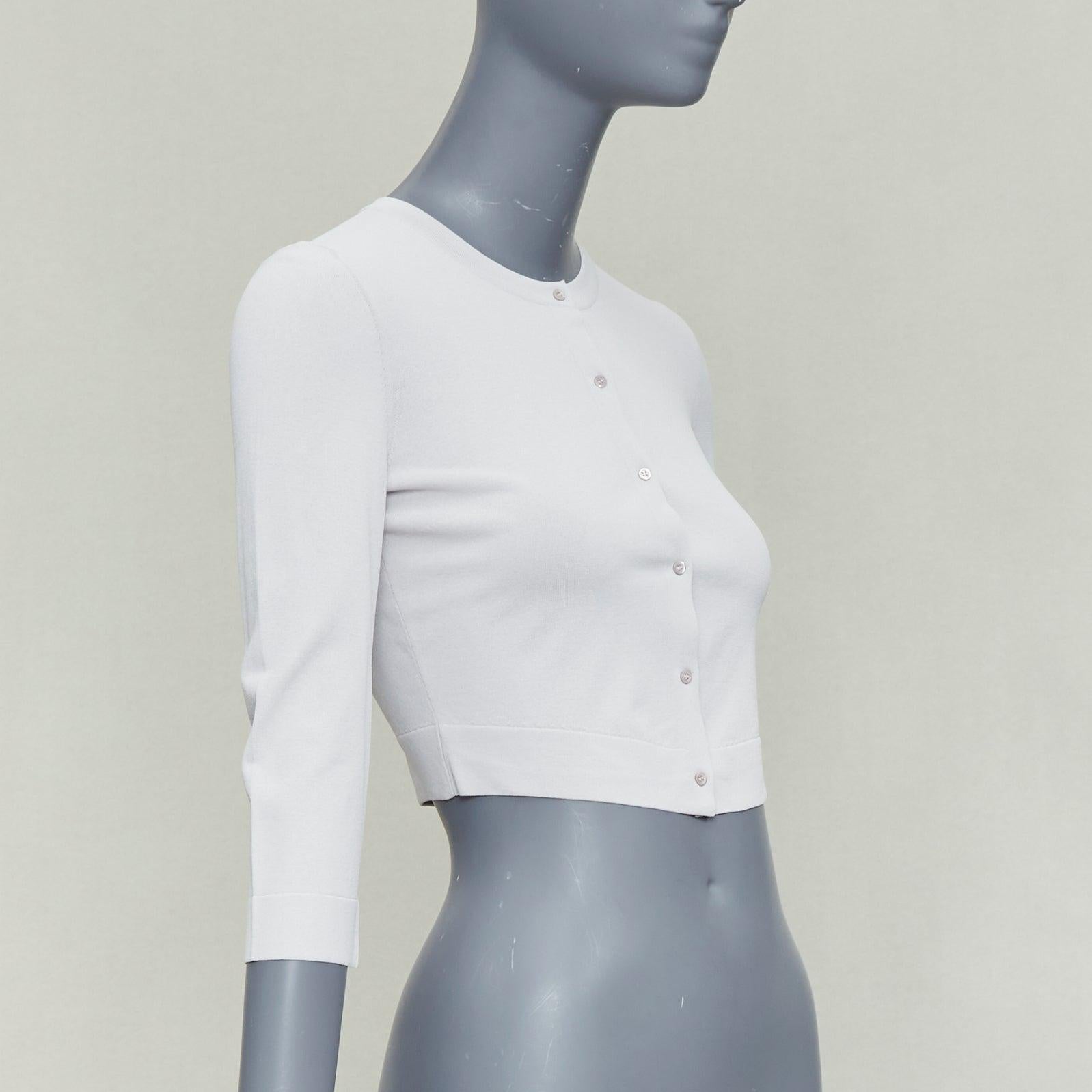 ALAIA Flieder Viskosemischung Rundhalsausschnitt kleine Knöpfe abgeschnittene Strickjacke FR36 S im Zustand „Hervorragend“ im Angebot in Hong Kong, NT