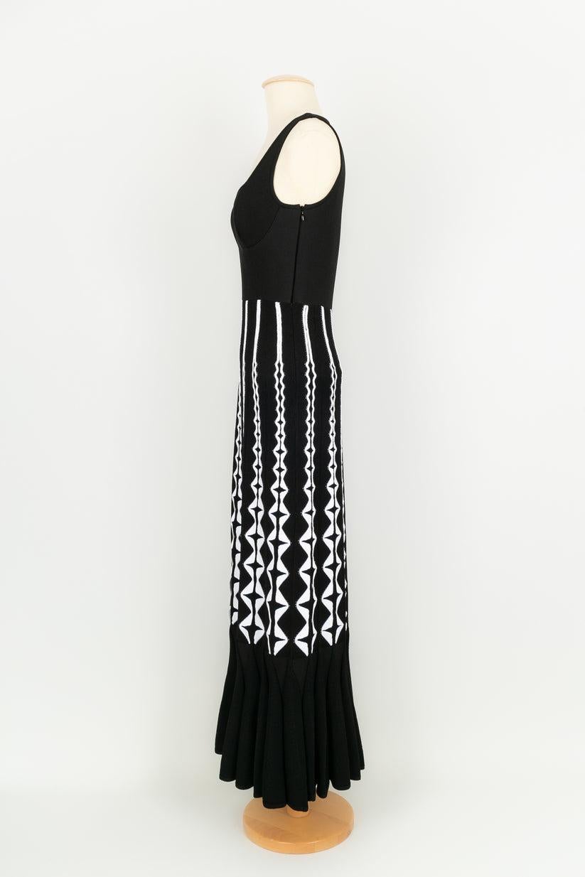 Alaïa- (Made in Italy) Long black and white knitted dress. Size 40. 

Additional information:
Dimensions: Chest: 45 cm, Waist: 35 cm, Length: 135 cm
Condition: Very good condition
Seller Ref number: VR190
