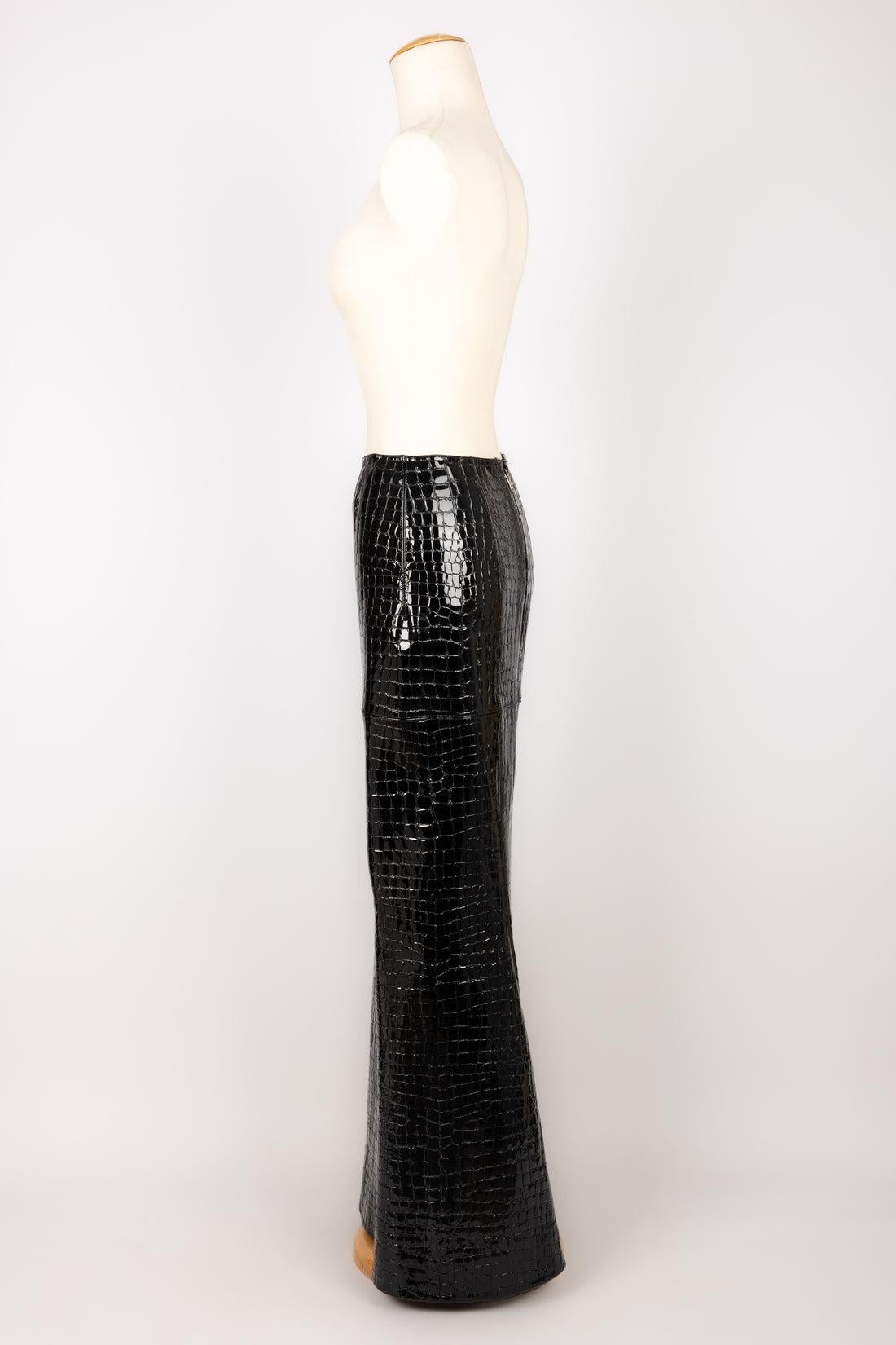 Alaïa - (Made in France) Long leather skirt goffered with a crocodile style, inspired by the 2011 Couture fashion show. Size 38FR.

Additional information:
Condition: Very good condition
Dimensions: Waist: 34 cm - Hips: 41 cm - Length: 105