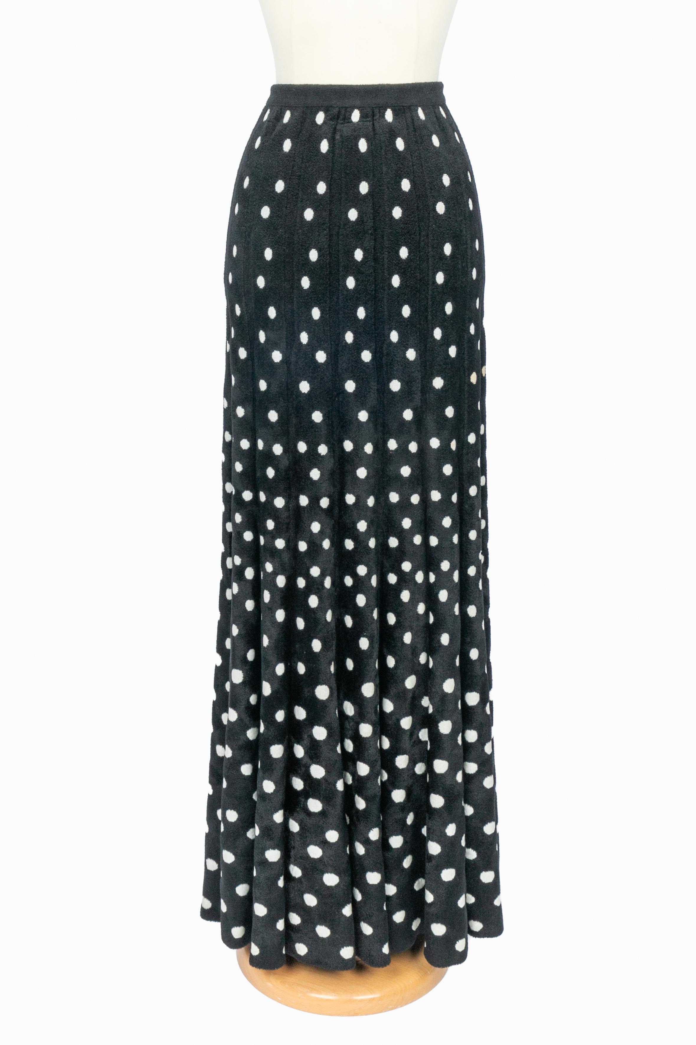 ALAÏA - (Made in Italy) Long stretch skirt with a velvet effect. Size and composition labels are missing; it fits a French size 36 (UK 10.5 inches).

Condition: Very good

Dimensions:
Waist: 31 cm - Length: 110 cm

SKU: FJ173