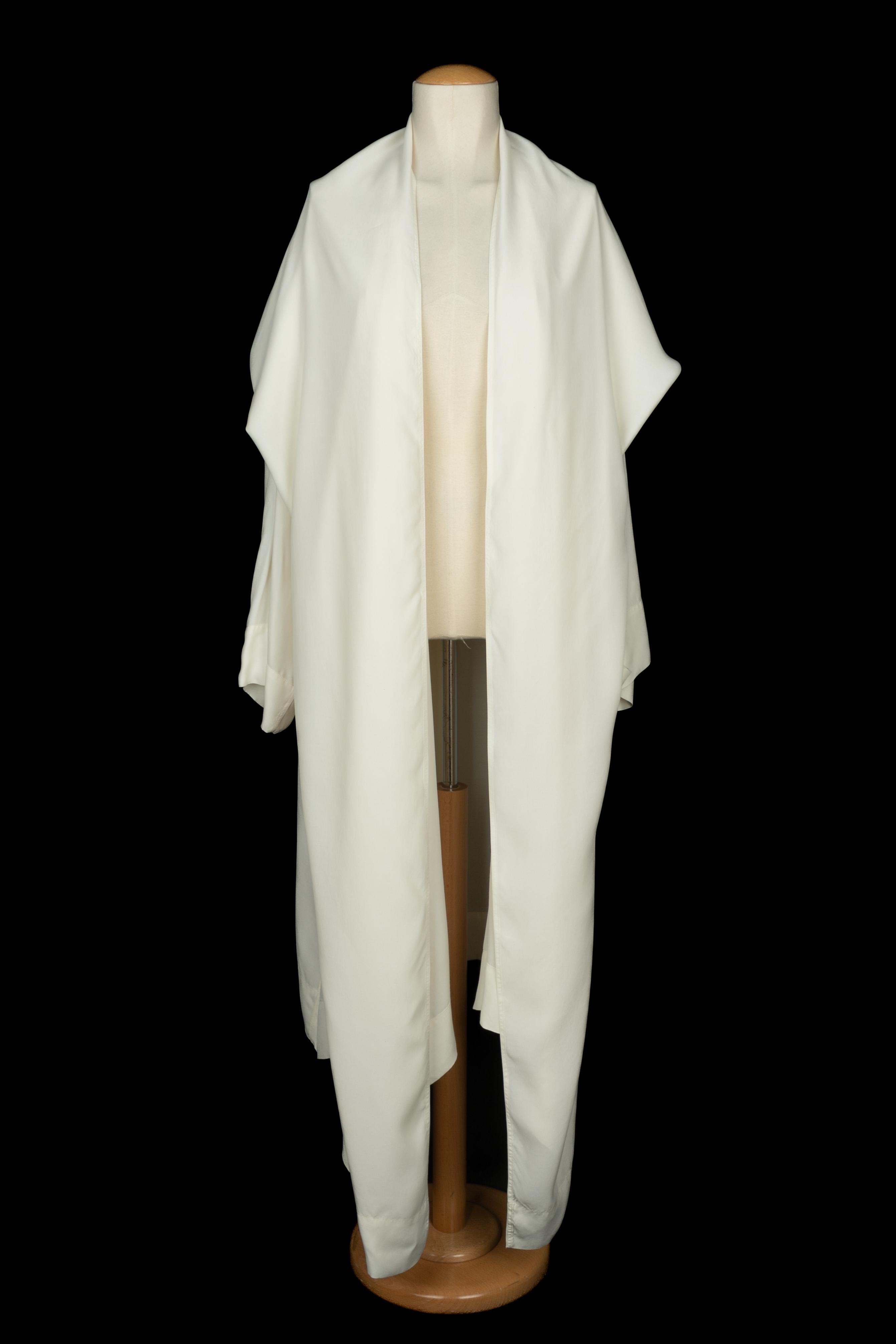 ALAÏA - (Fabriqué en France) Longue veste en rayonne blanche. Taille 38FR. A Collectional circa 1985 sous la direction artistique d'Azzedine Alaïa.

Condit :
Très bon état.

Dimensions :
Longueur : environ 160 cm

SKU:FV318