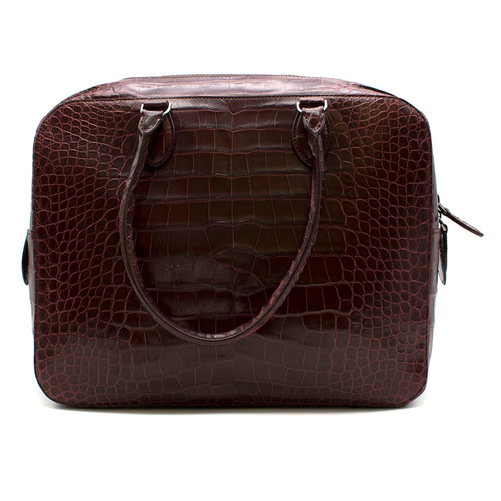 Maison Alaia Maroon Croc Structured Business Bag
- Silberfarbene Beschläge
- Zwei Griffe
- Eine Innentasche mit Reißverschluss und eine aufgesetzte Tasche
- Vollständig gefüttert in errötlichem Leder 

Made in Italy 

Länge 35cm 
Höhe 27cm
Tiefe