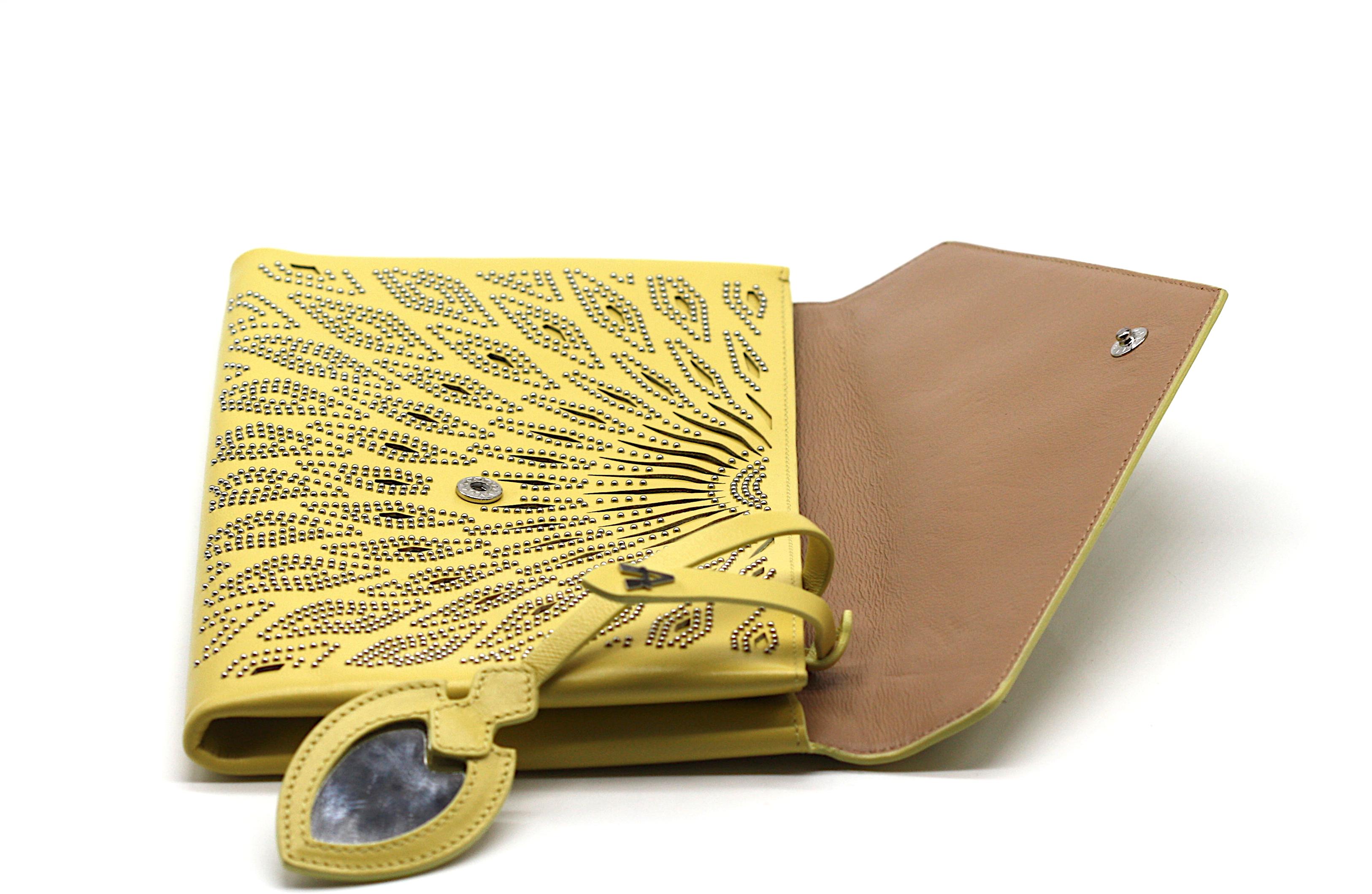 Alaia Metal-Mounted Yellow Leather Clutch Amarillo en venta