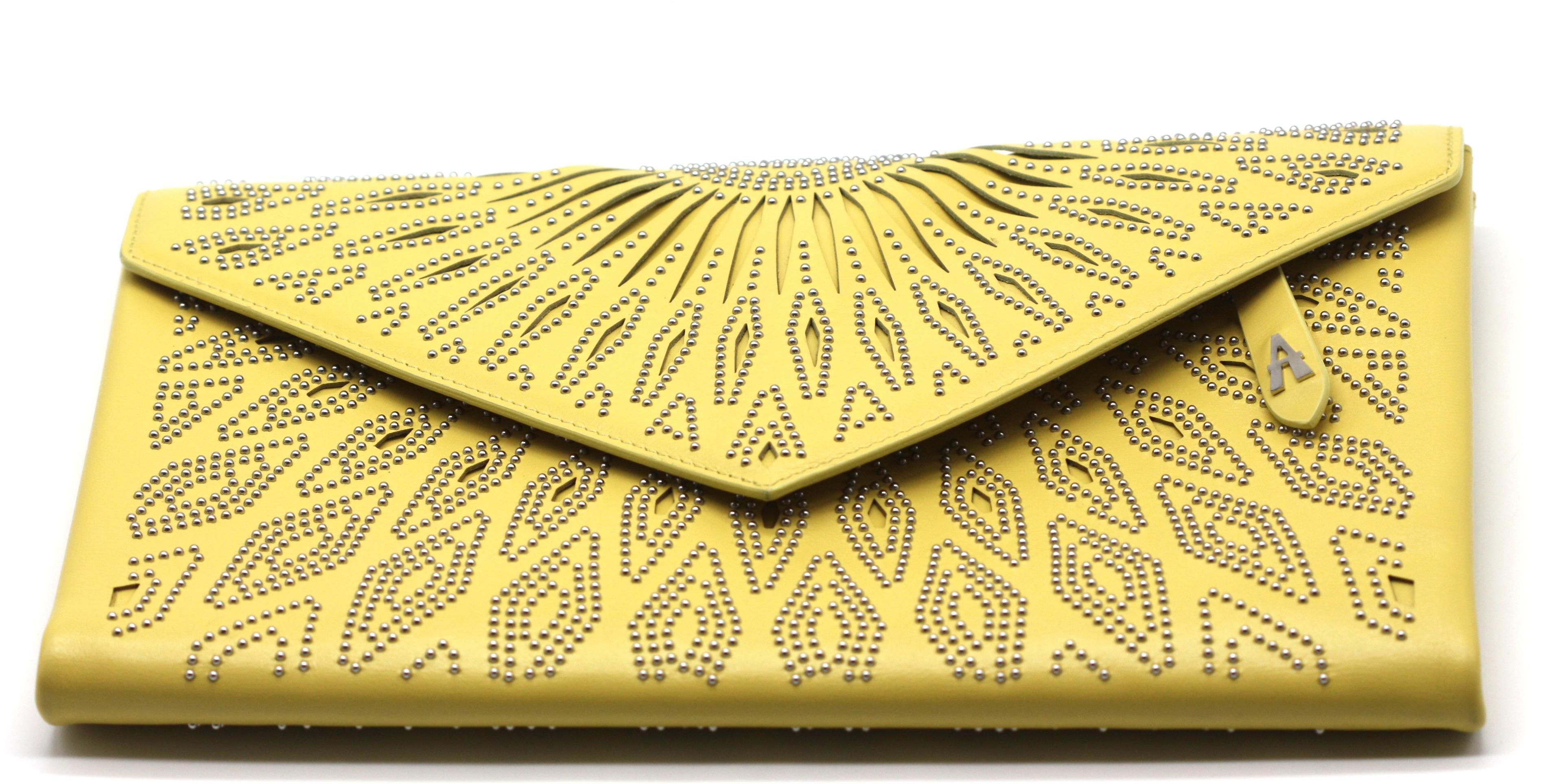Femenino o masculino Alaia Metal-Mounted Yellow Leather Clutch en venta