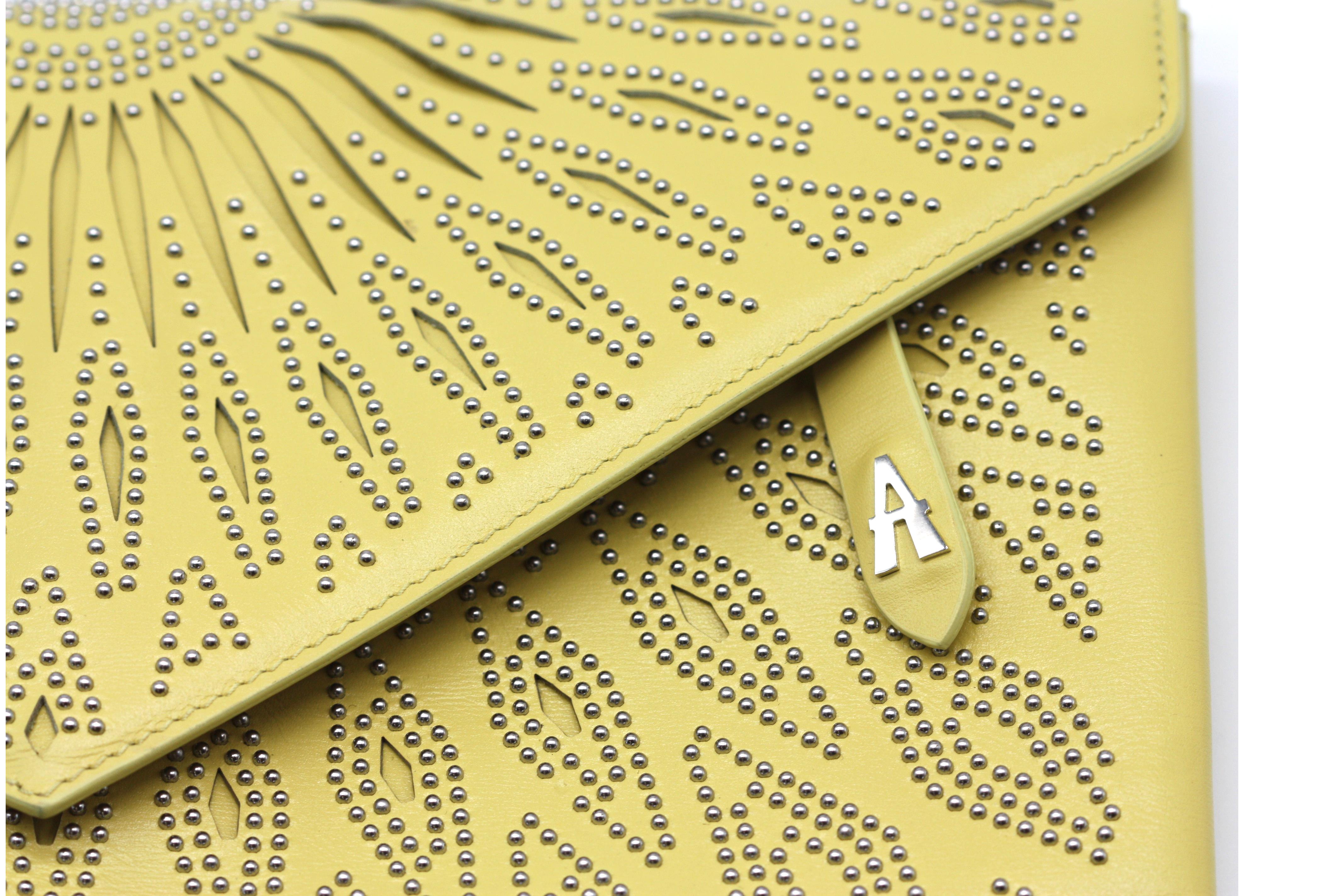 Alaia Metal-Mounted Yellow Leather Clutch en venta 2